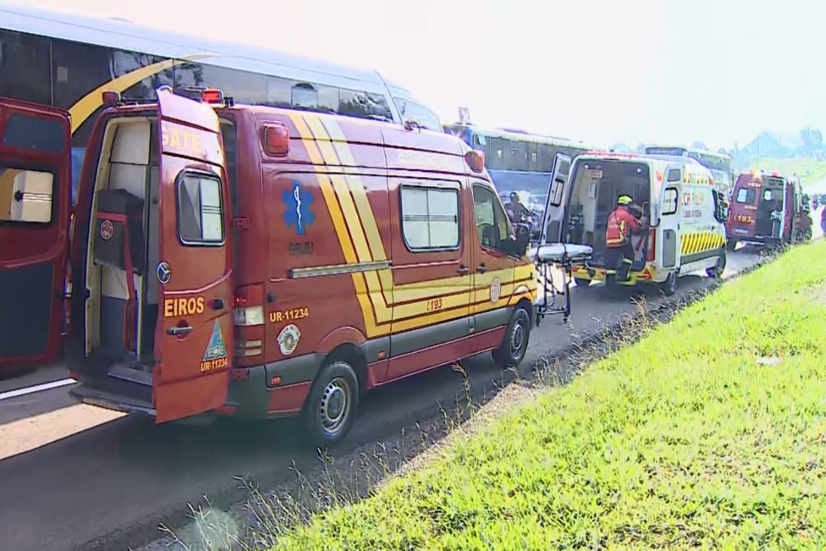 Engavetamento entre dois ônibus e três carros na Via Dutra deixa ao menos 10 feridos em Caçapava