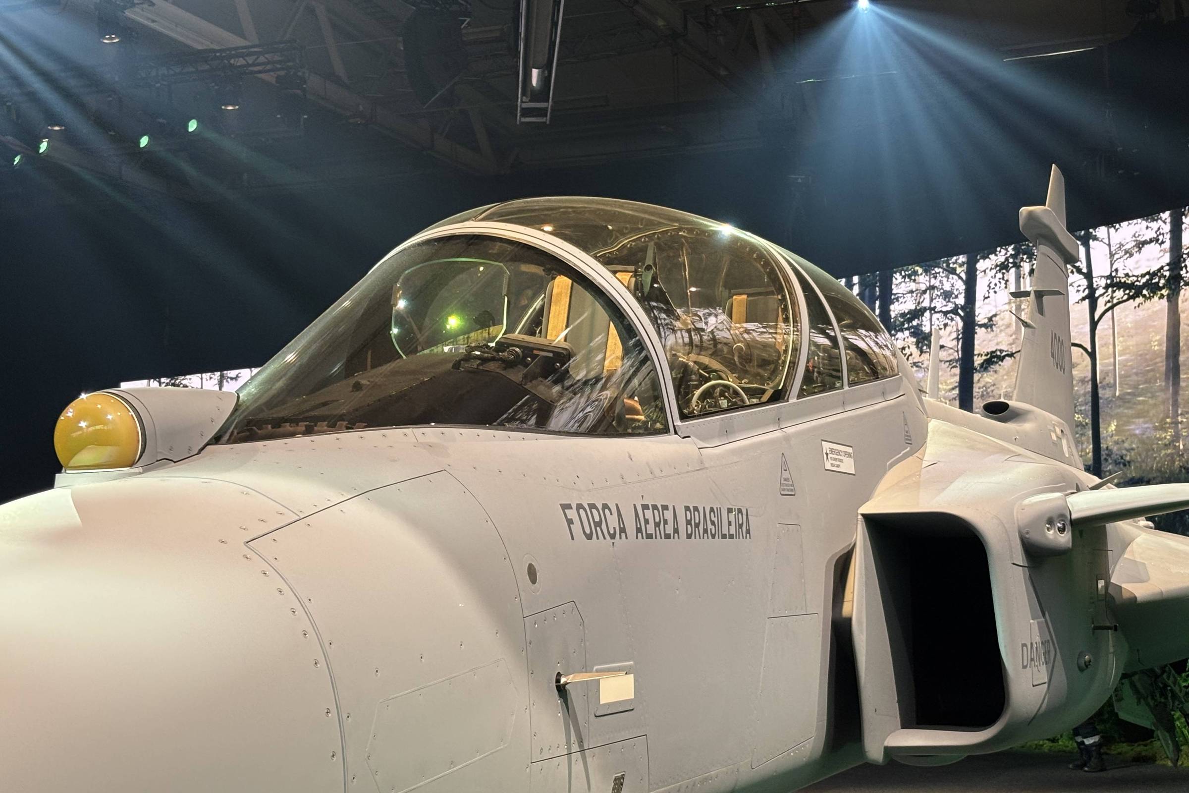 Brasil anuncia compra de mais 20 caças Gripen apesar de corte na Defesa