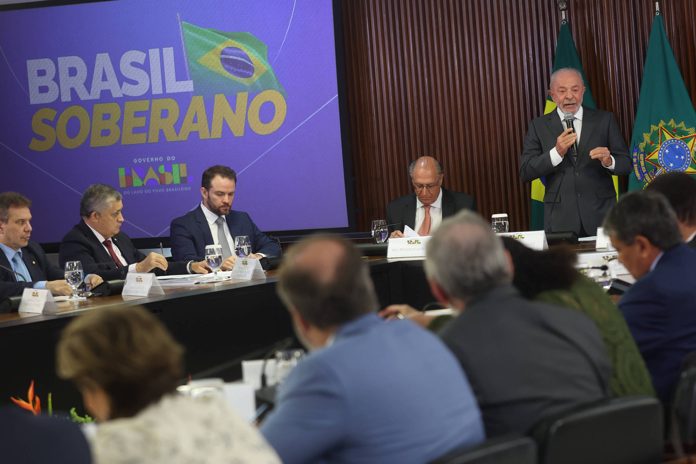 Troca de insultos entre candidatos rebaixa o debate eleitoral