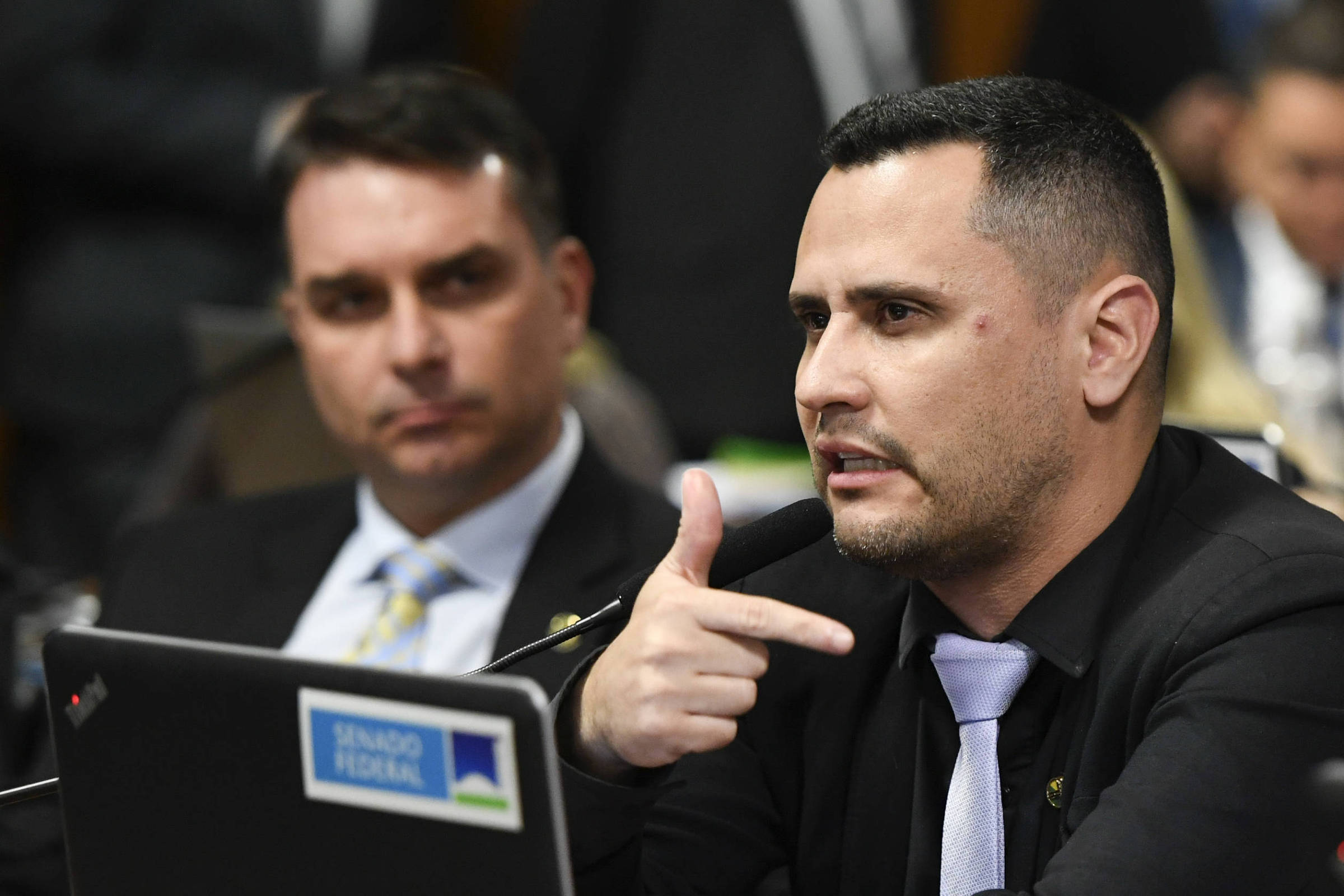 Após pressão, três senadores retiram assinatura de PEC da oposição alternativa à 6x1