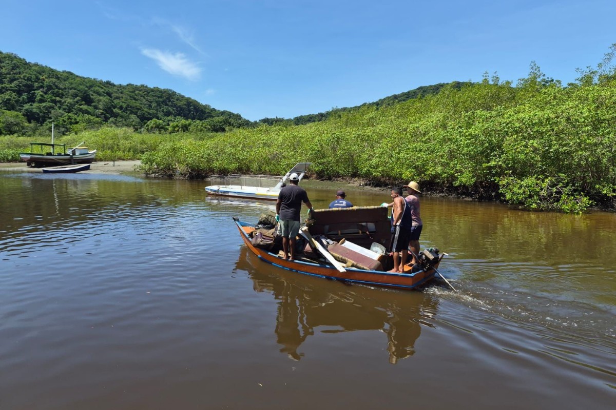 Pescadores retiram quase 24 toneladas de lixo do mar em Ubatuba e São Sebastião, no Litoral Norte de SP