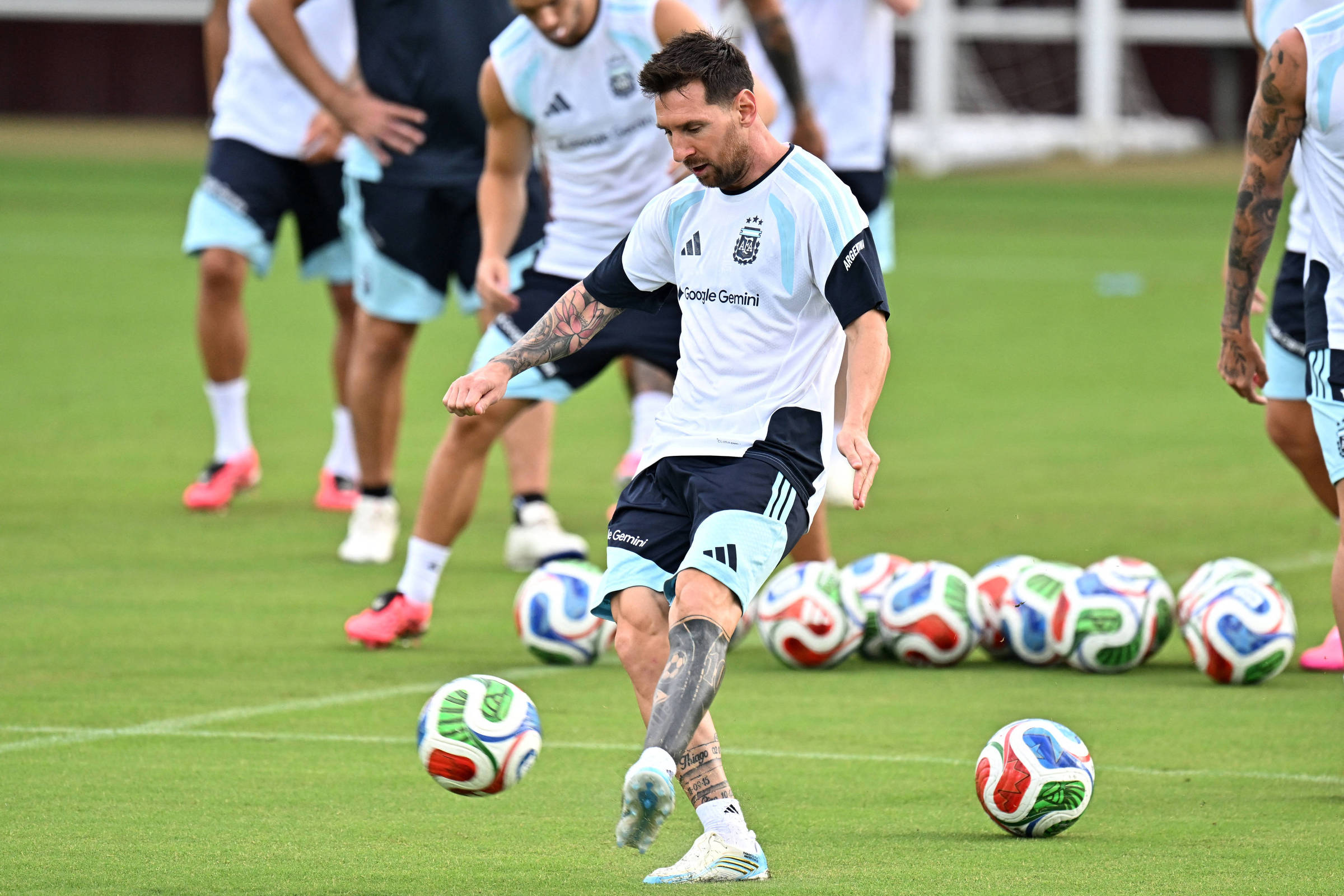 Messi 'está bem' e isso dá 'tranquilidade' à Argentina, diz Scaloni