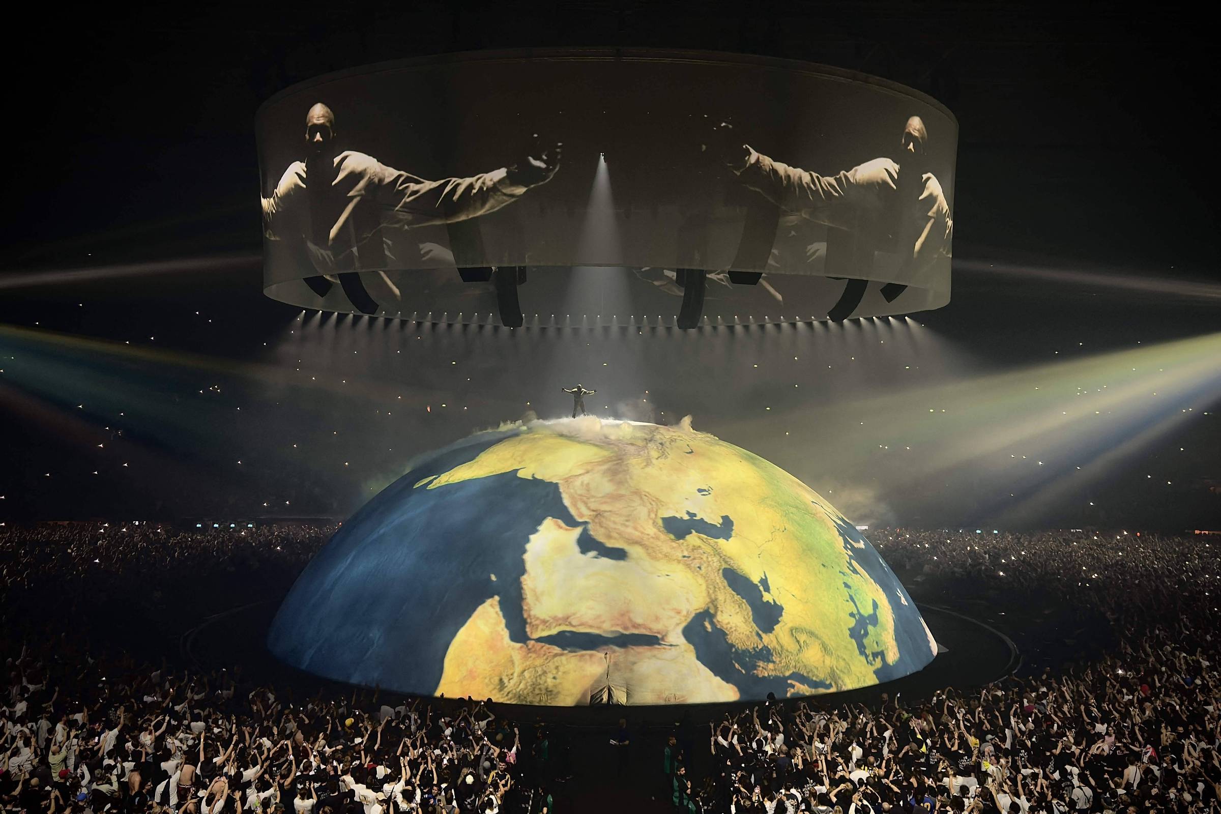 Kanye West sobe ao palco para milhares de fãs na Holanda, apesar de protesto
