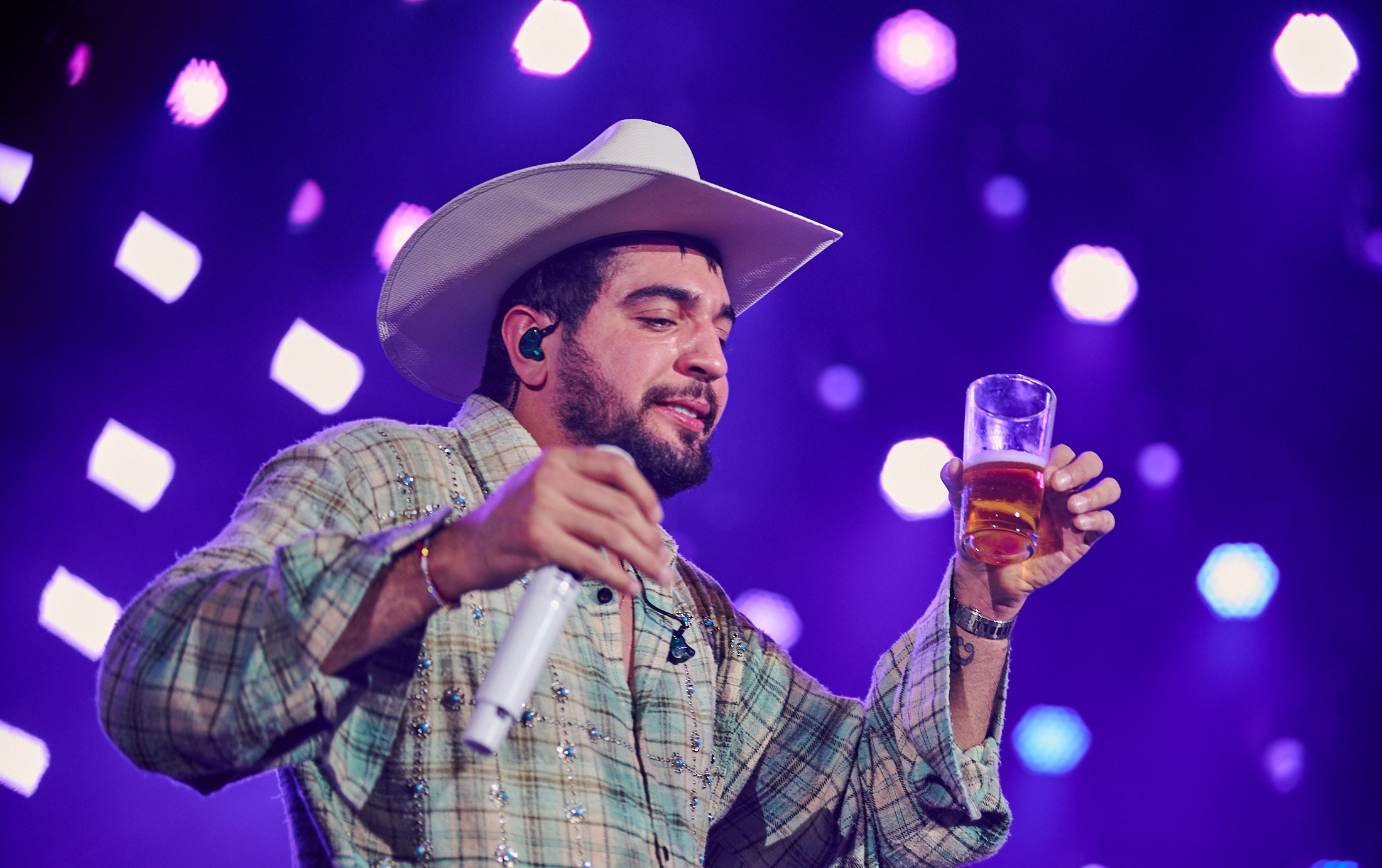 'Não conseguiu cantar de tão bêbado': como excesso de álcool nos palcos e bastidores afeta rotina dos artistas