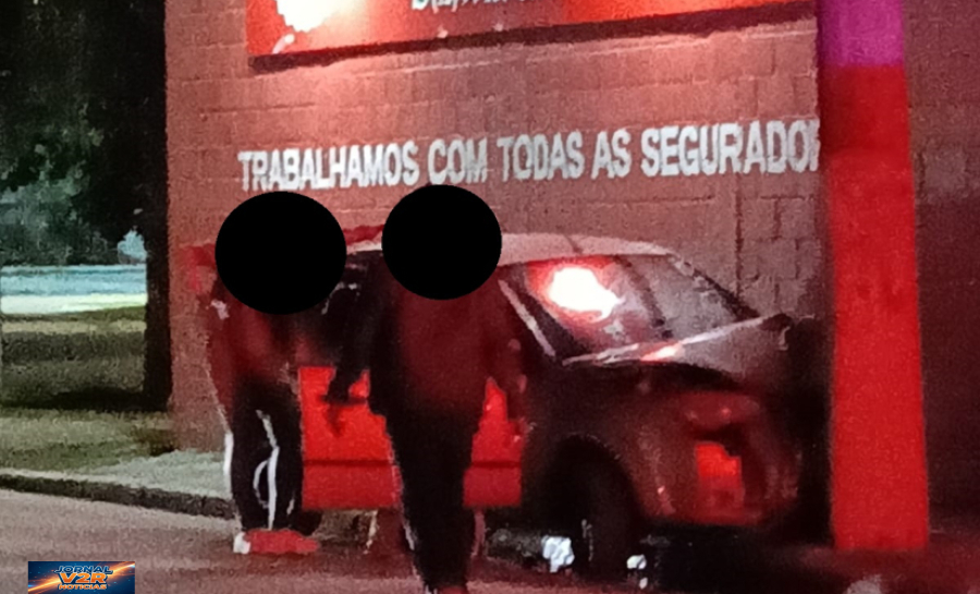 Motorista é presa após acidente com poste e teste indicar alto teor alcoólico em São Sebastião