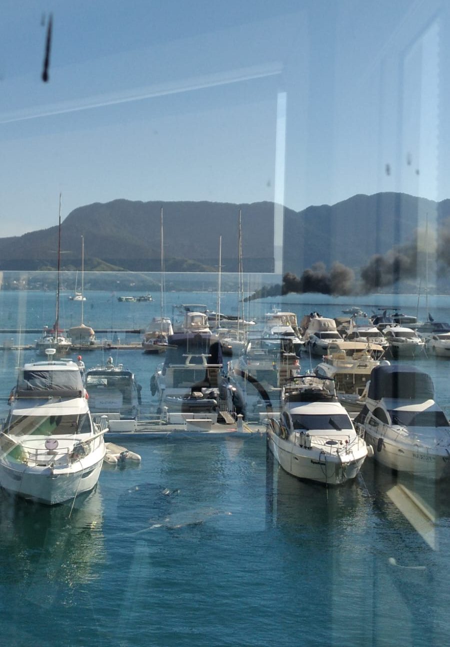 Barco pega fogo em Ilhabela e passageiro é resgatado por embarcação vizinha