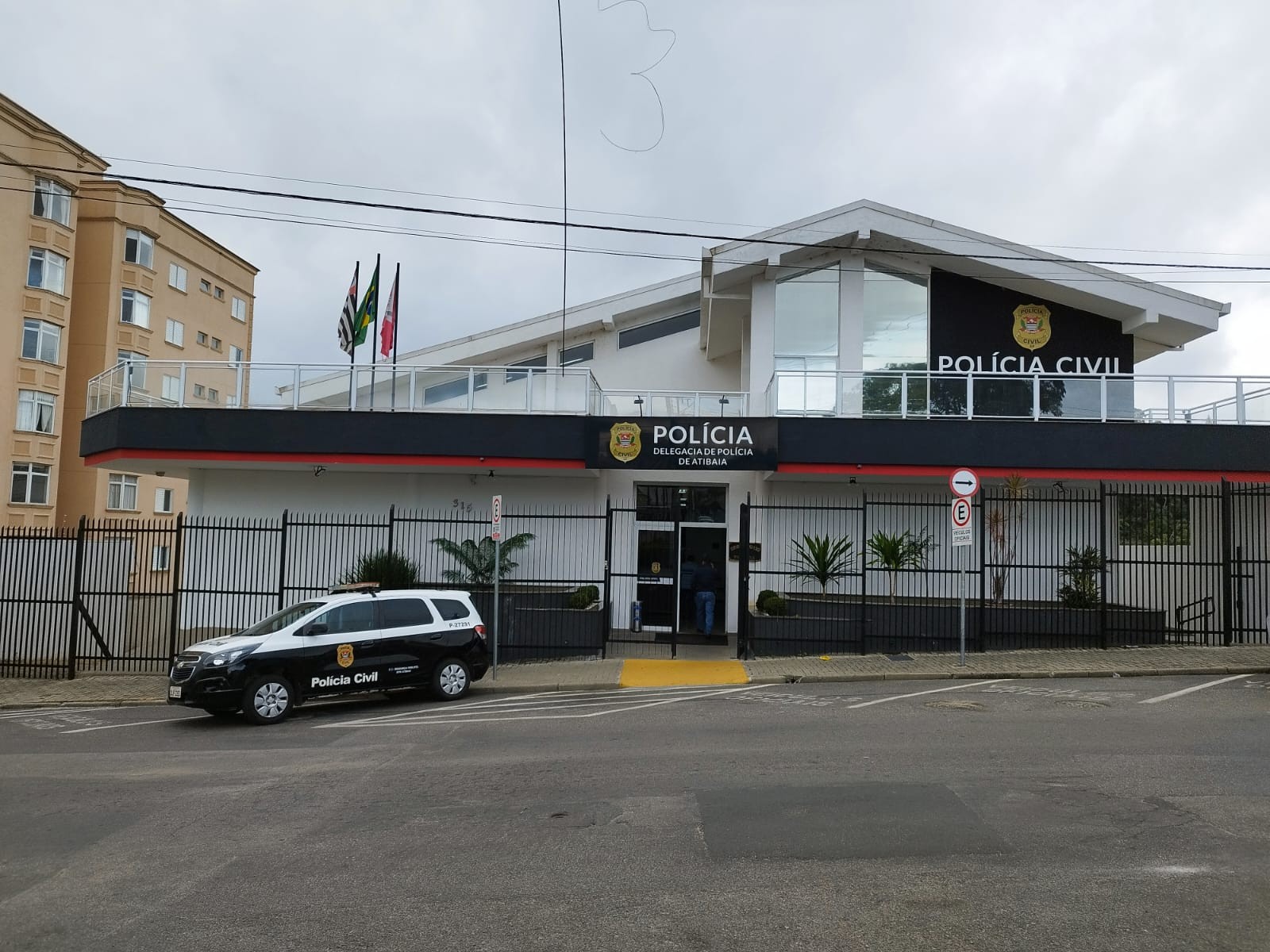Polícia Civil prende três suspeitos de integrar quadrilha que roubou casas em condomínio de luxo em Atibaia