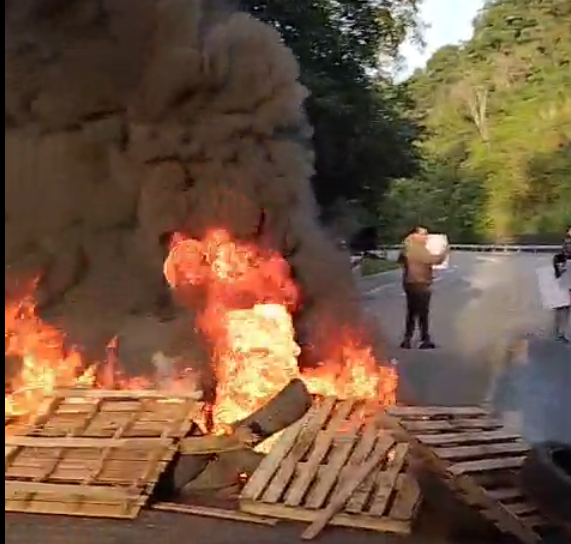 Moradores bloqueiam Rio-Santos em protesto contra demolição de casas