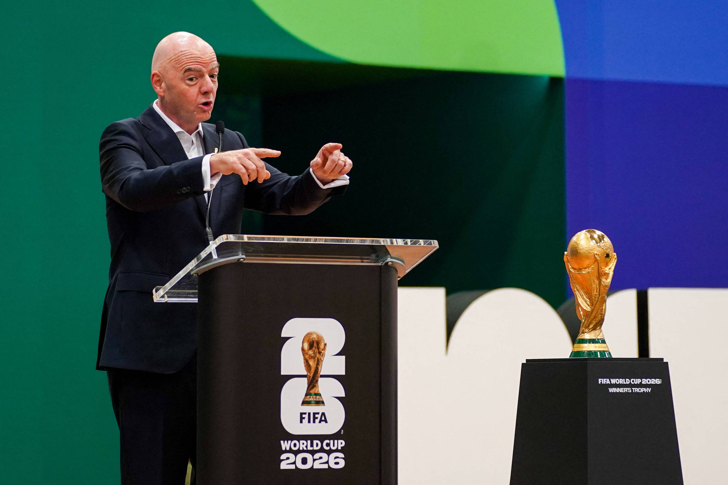 Fifa combate cera e mira meta ousada de tempo de bola rolando na Copa
