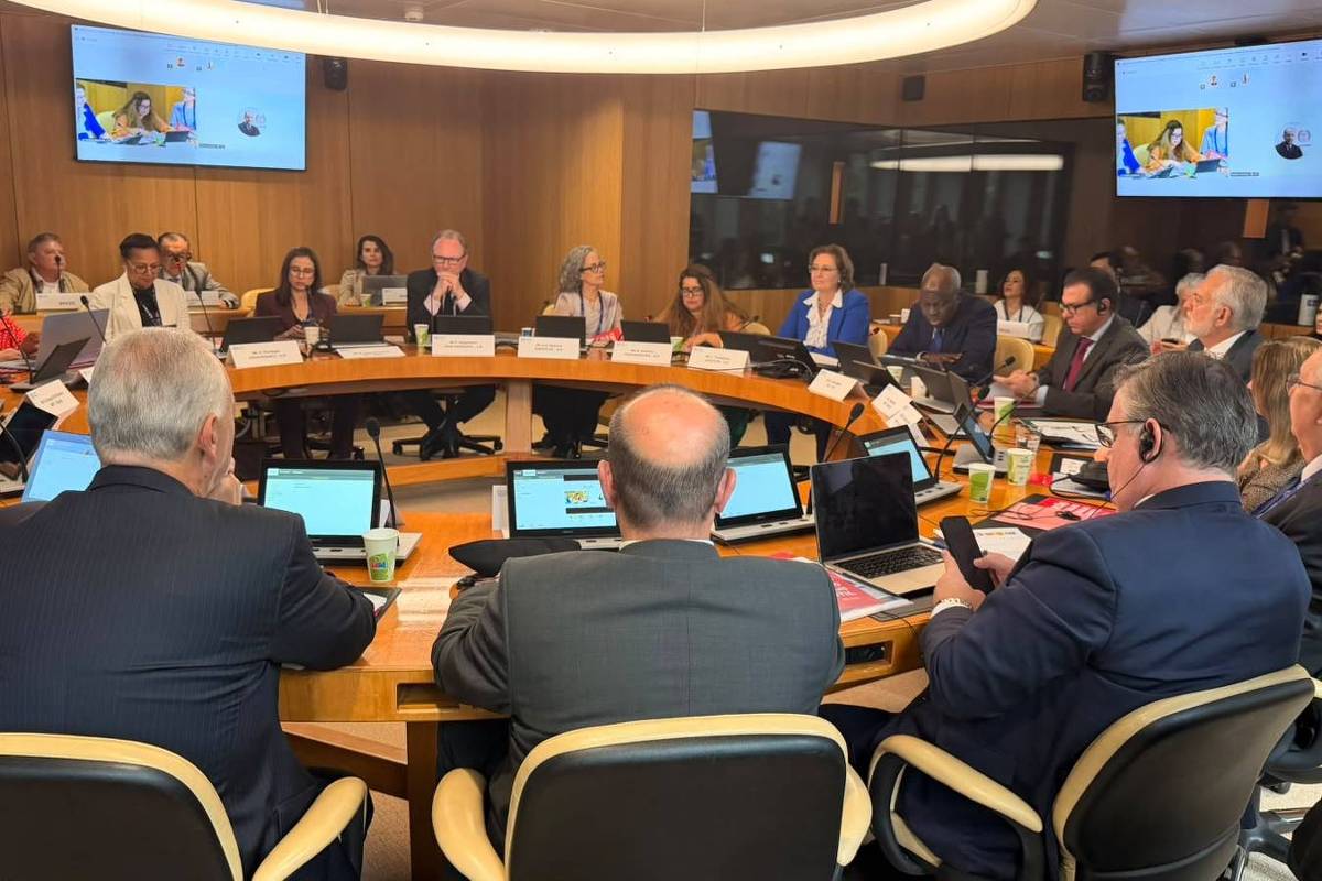 Centrais entregam carta à OIT e dizem que PEC alternativa à 6x1 ultrapassa limites do debate público