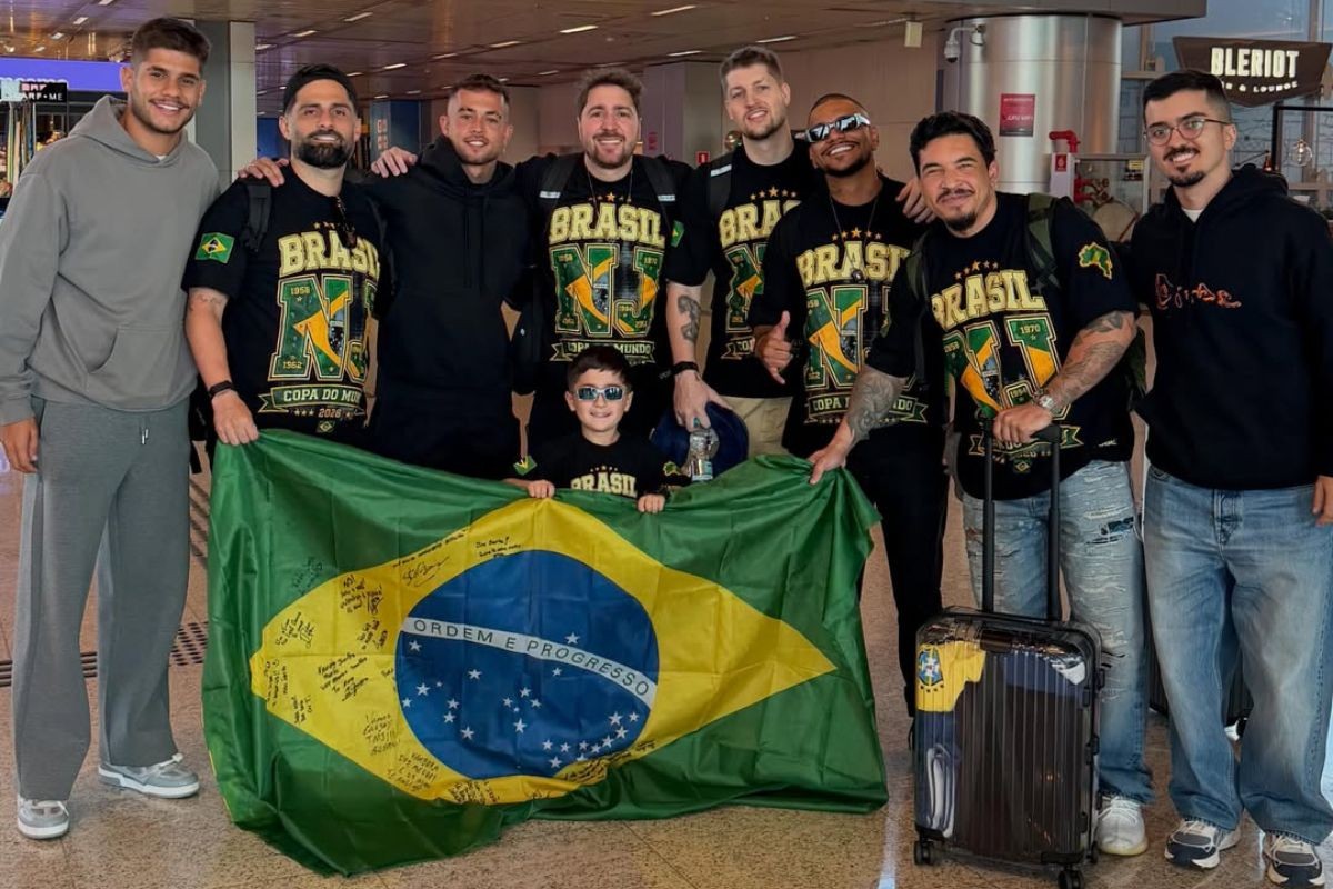 Parças de Neymar embarcam uniformizados para a Copa do Mundo; VEJA