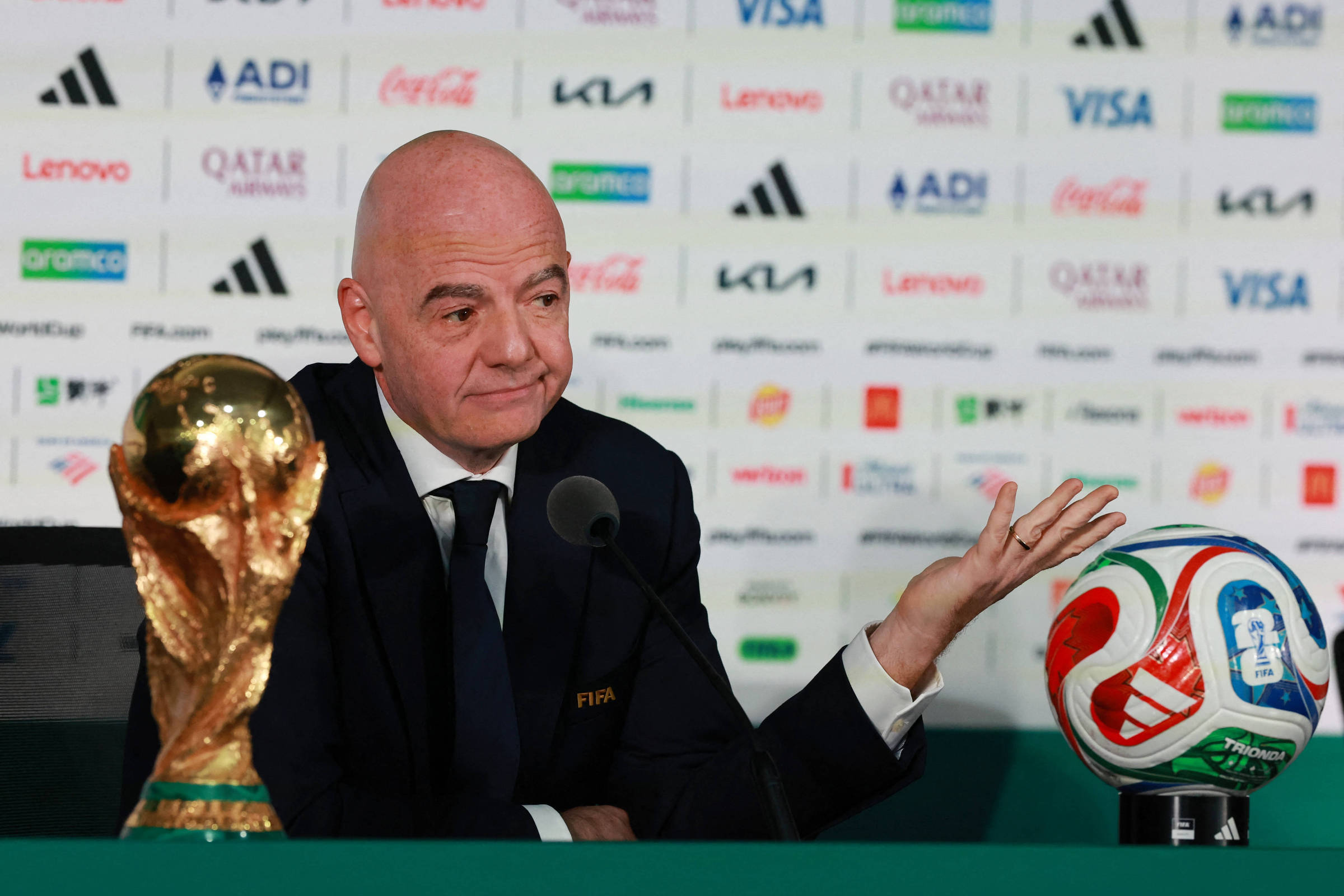 Tentamos, mas às vezes é melhor relaxar, defende-se Infantino sobre EUA barrar árbitro