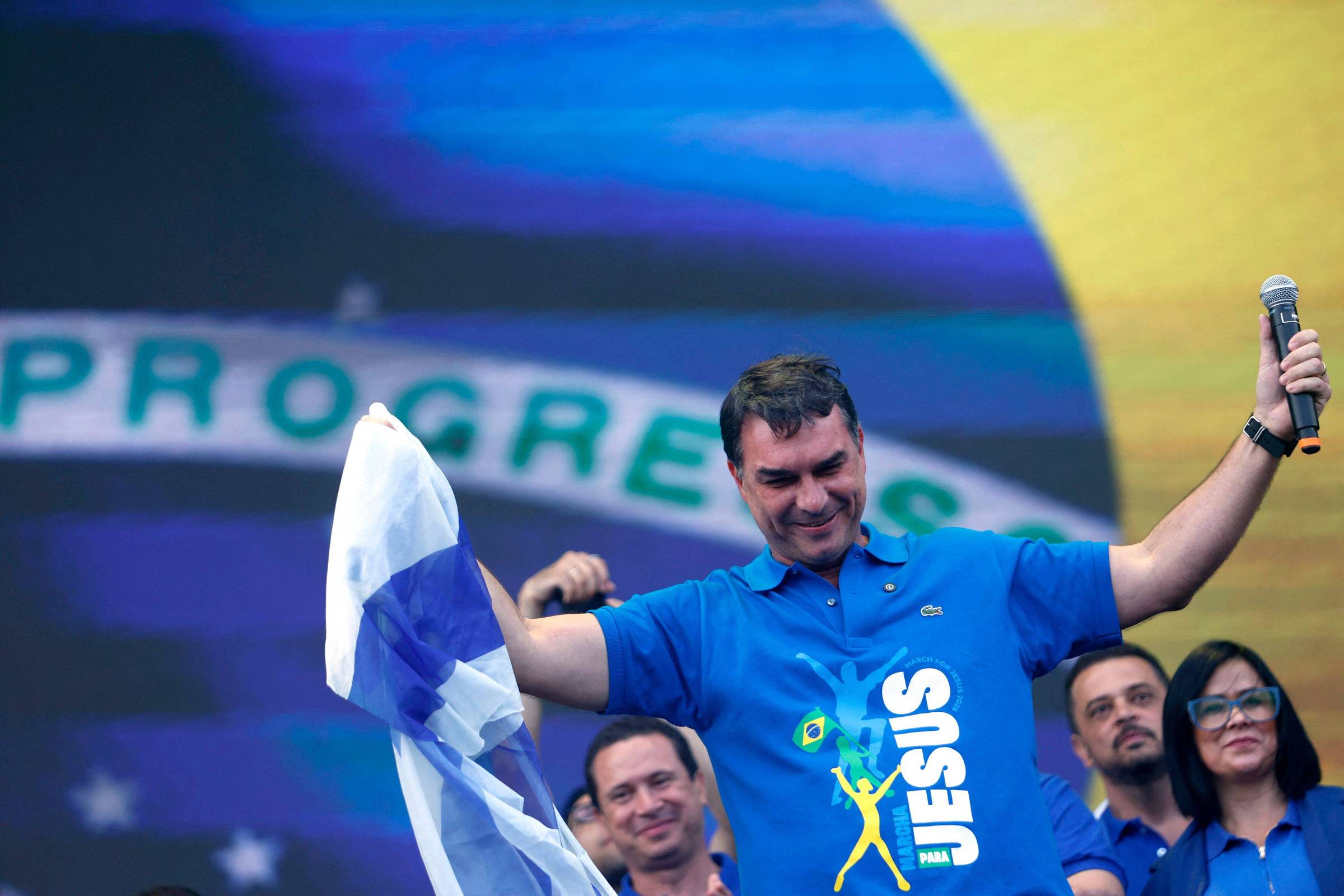 Flávio usa camisa com mensagem em defesa da soberania sobre a amazônia em viagem ao Pará