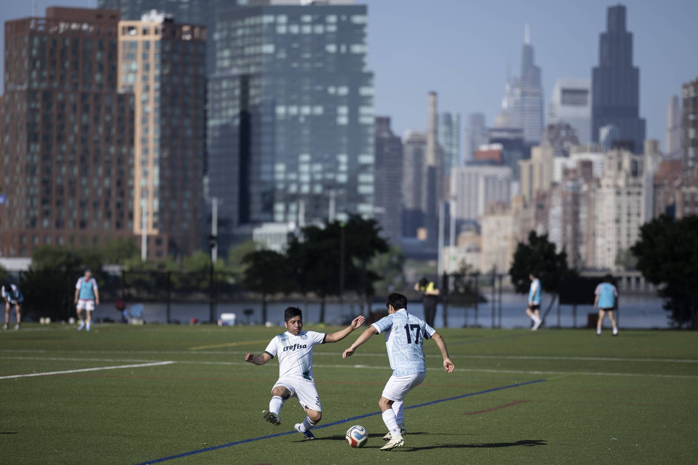 Migrantes buscam horário alternativo para participar do futebol amador em NY