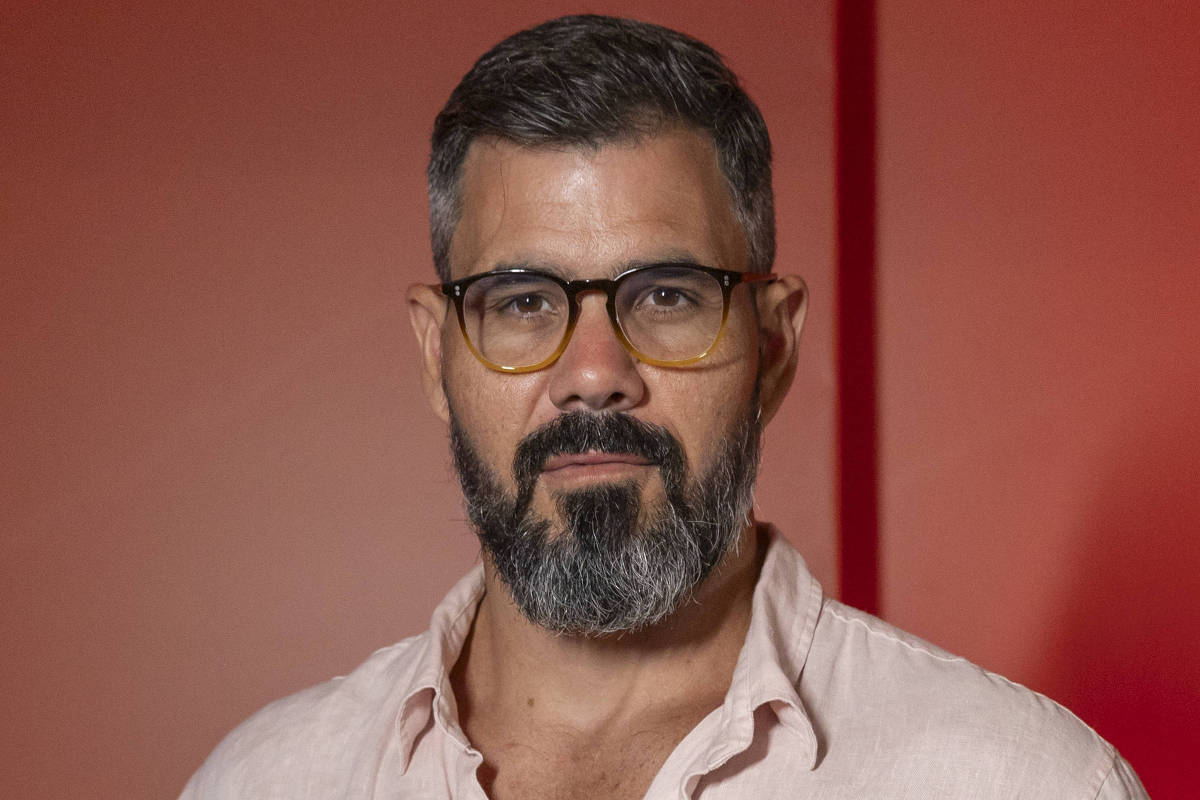 Após polêmica, Juliano Cazarré fará vilão em nova novela vertical na Globo