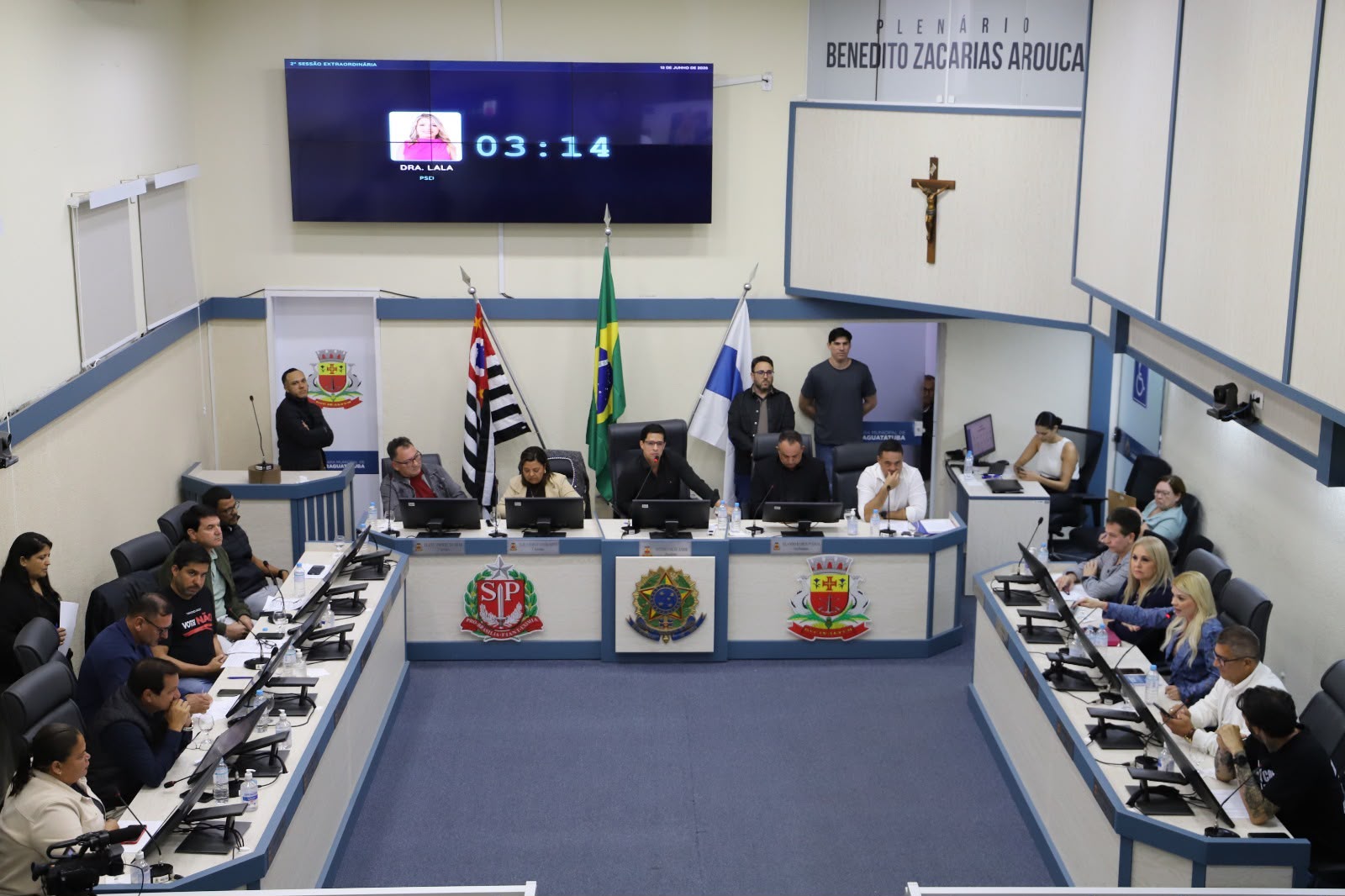 Após pressão popular, Câmara de Caraguatatuba aprova revogação da taxa do lixo