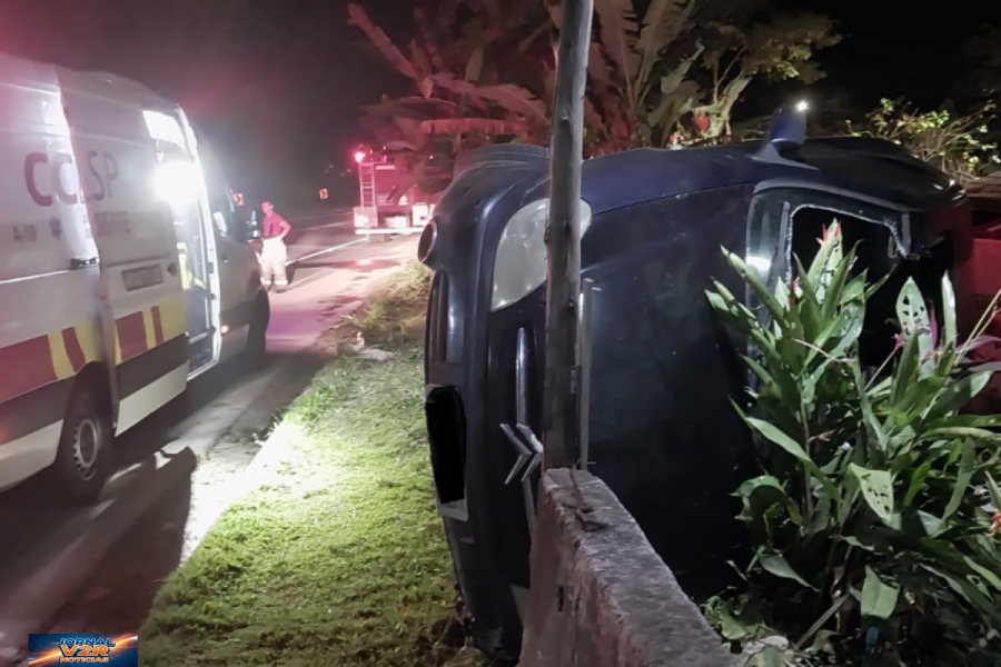 Idoso fica ferido após capotamento na BR-101 durante a madrugada em Ubatuba
