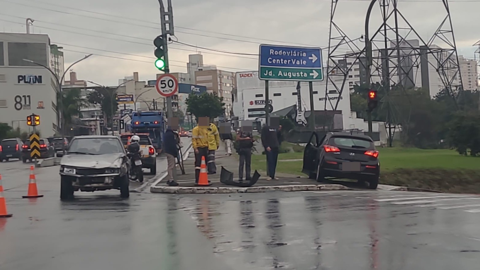 Colisão entre dois carros deixa passageira ferida na Av. Nelson D’Ávila, em São José dos Campos