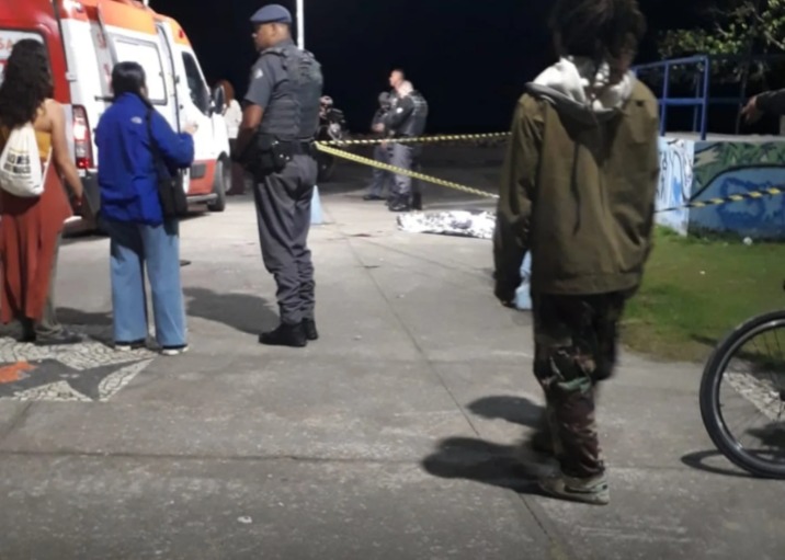Jovem esfaqueado na pista de skate é enterrado em Ubatuba
