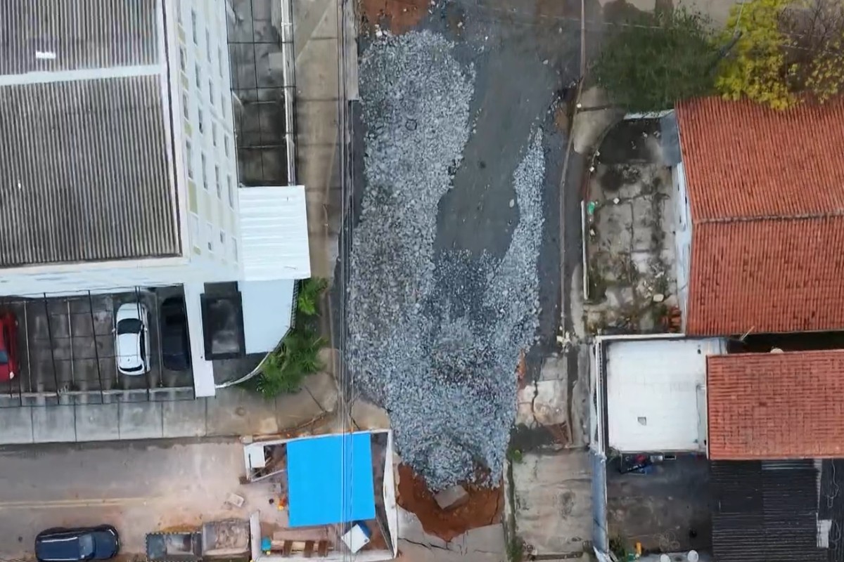 Nova parte de cratera que cedeu é preenchida com pedras, em São José dos Campos