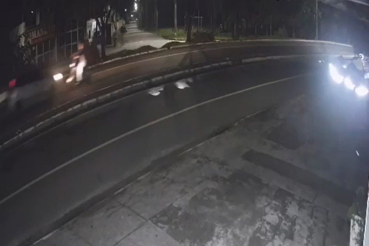 Jovem de bicicleta elétrica fica em estado grave após atropelamento por carro na contramão; família pede doação de sangue