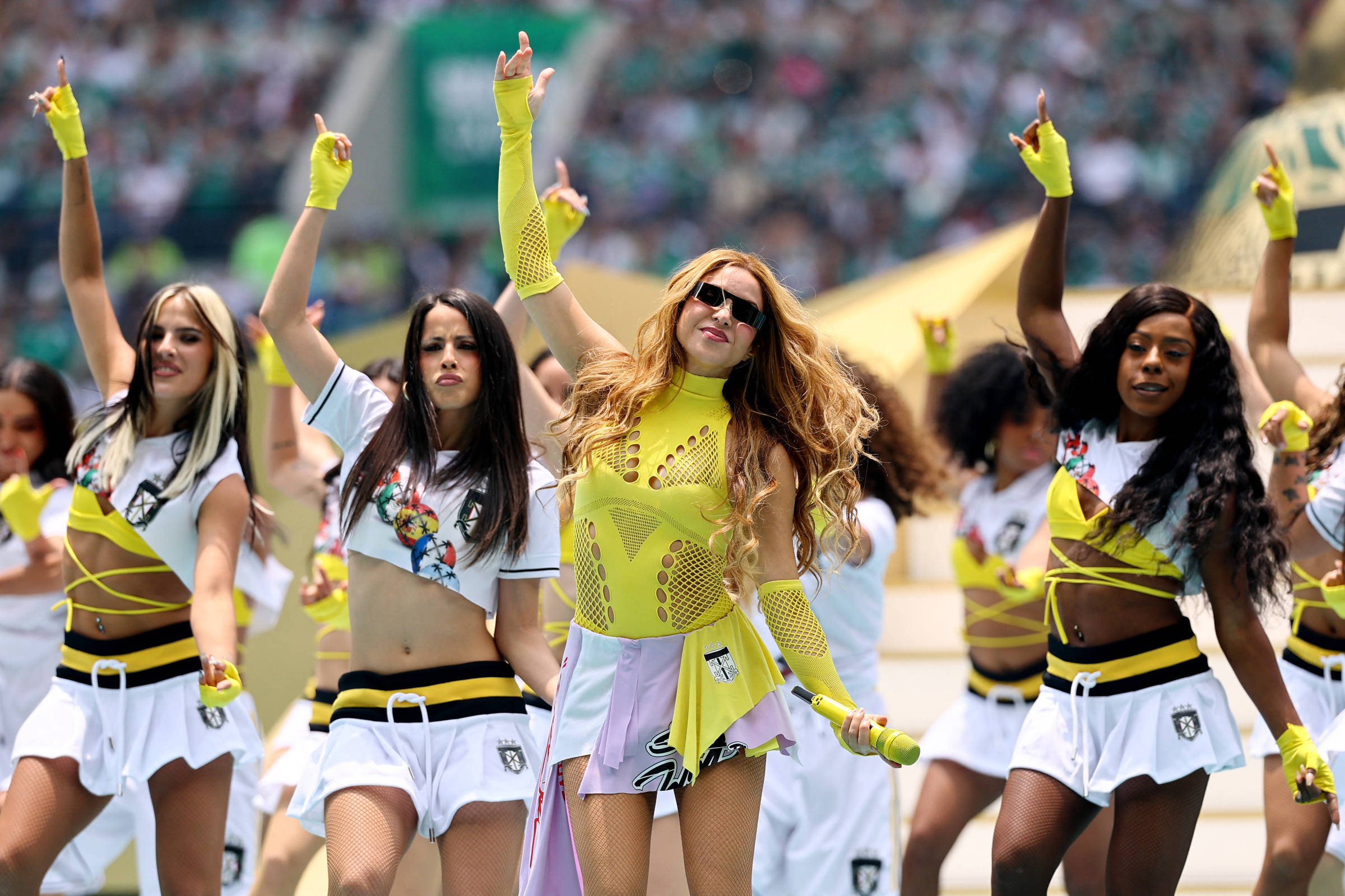 Estilista brasileira diz que peça de seu acervo inspirou roupa de Shakira na Copa