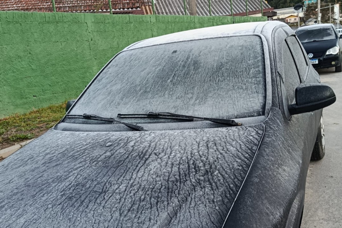 Geada 'congela' carros em Campos do Jordão, cidade mais fria de SP