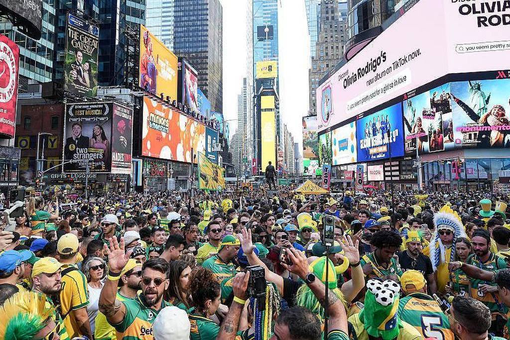 Um mês de aluguel no ingresso, R$ 80 por uma cerveja: quanto torcedores estão pagando para estar na Copa