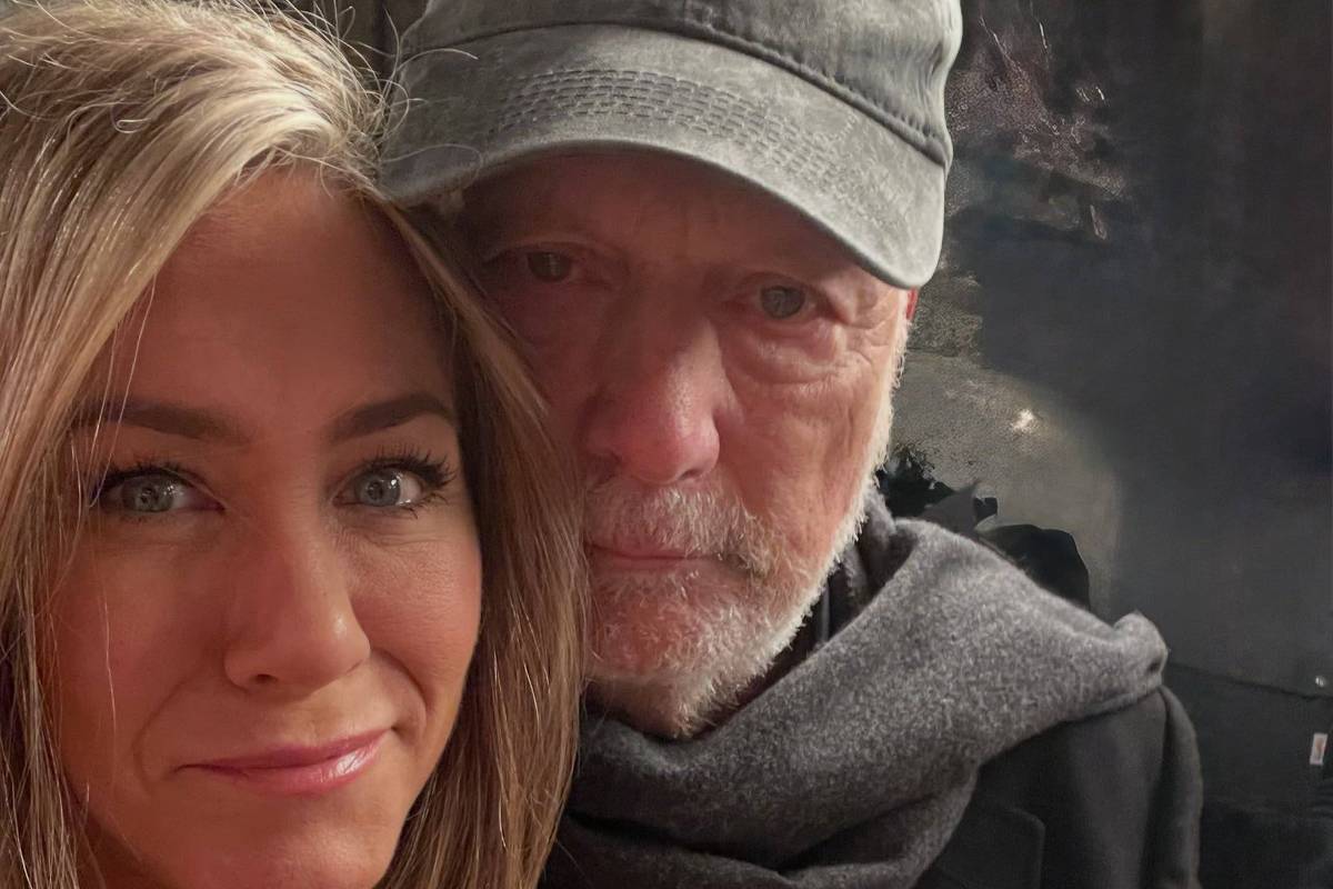 Jennifer Aniston lamenta morte de diretor de 'Friends': 'Ele nos chamava de filhos'