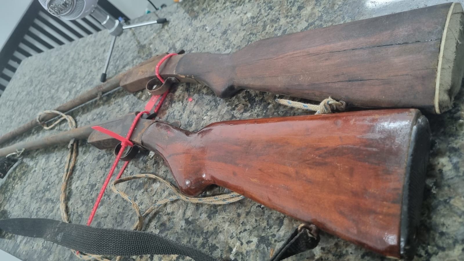 Suspeito de tentativa de homicídio é localizado escondido em mata após disparos no Morro do Abrigo
