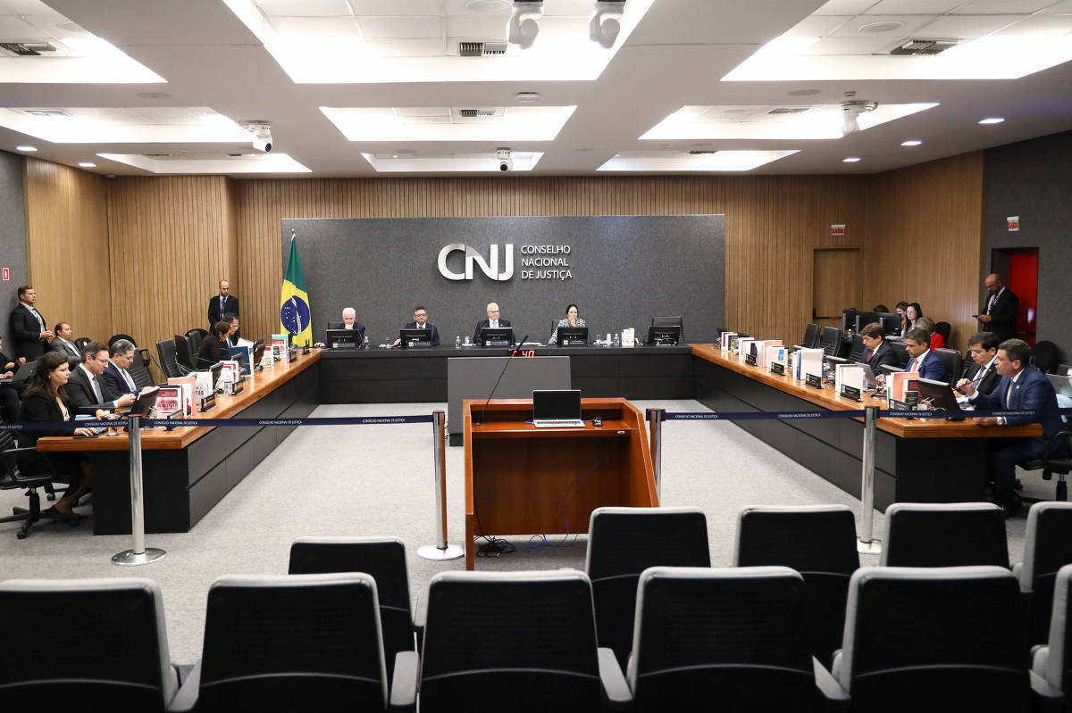 Juízes e procuradores flexibilizam férias para terem seis meses de folga por ano