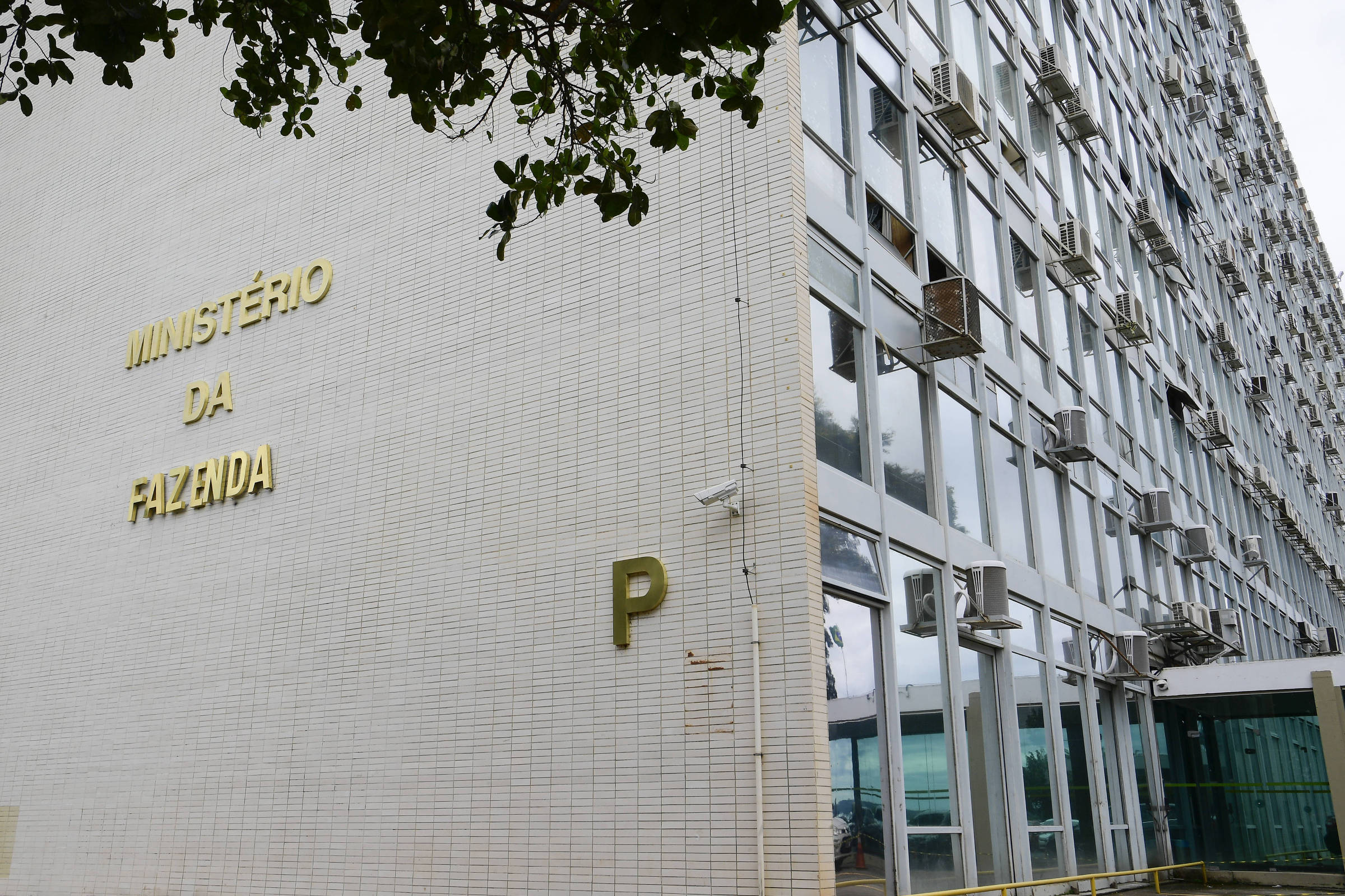 Área econômica do governo diz que arcabouço fiscal veio para ficar, em meio a pressões do PT