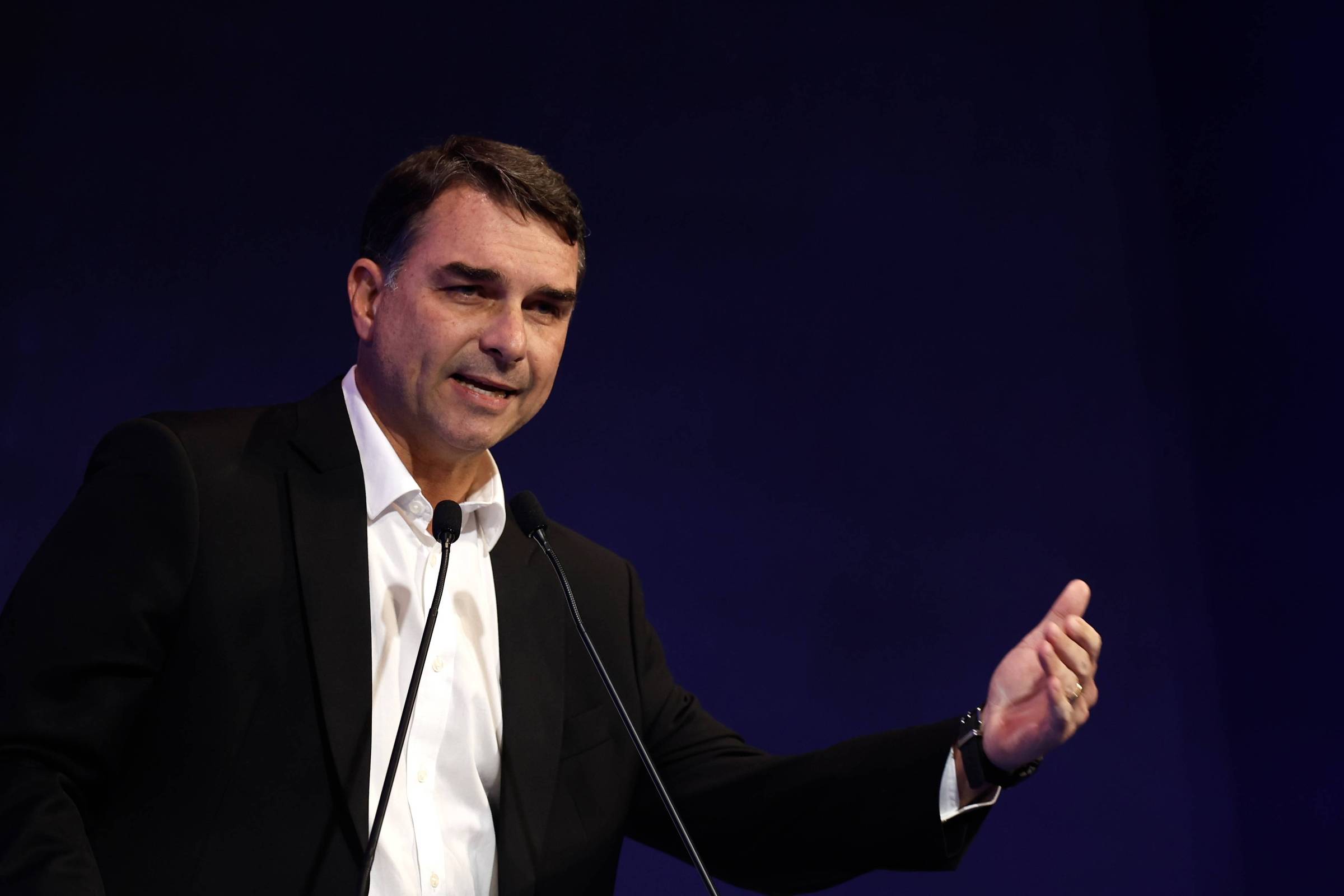 Flávio deve criticar Lula e defender punições individuais em audiência nos EUA, diz aliado