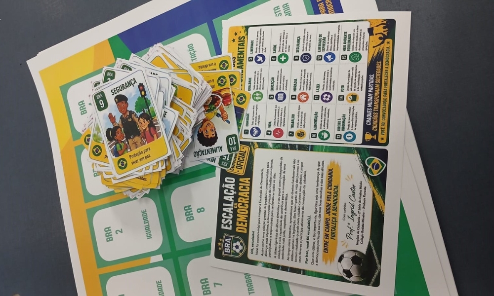 Escola mineira usa álbum de figurinhas para ensinar direitos aos alunos: ‘Escalação da Democracia’