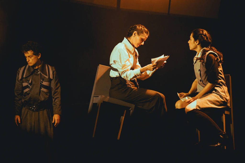 Mistério de 1994 ganha palco em montagem minimalista no Sesc Ipiranga