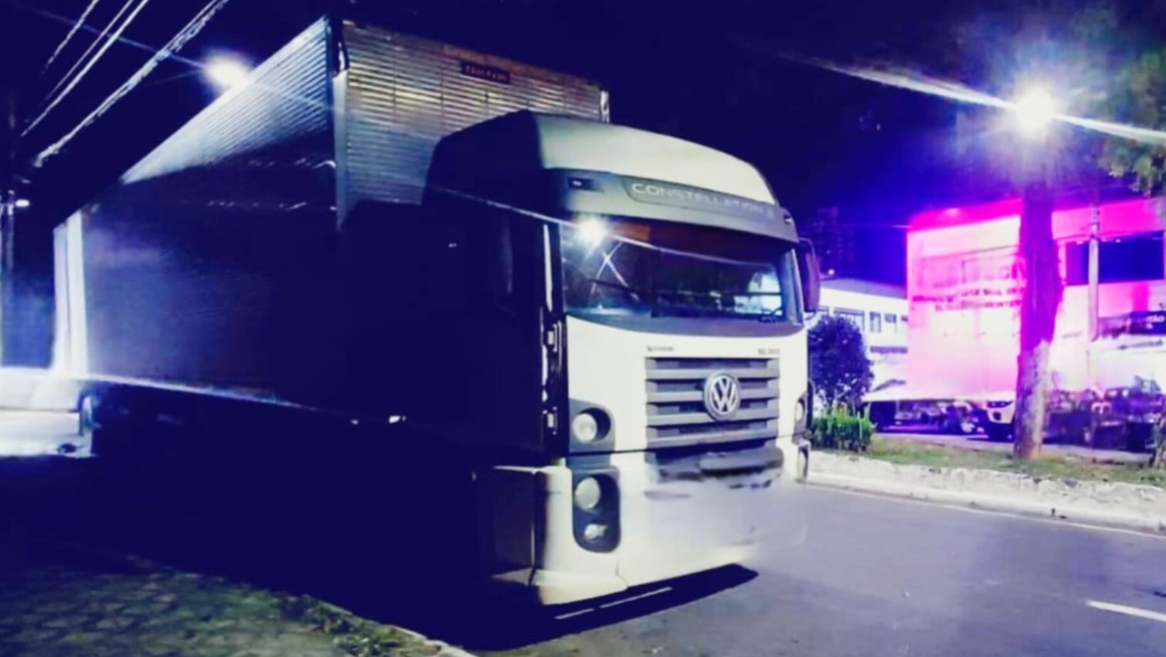 Após buscas, caminhão que arrastou carro de idosa na Dutra é encontrado pela polícia em Taubaté