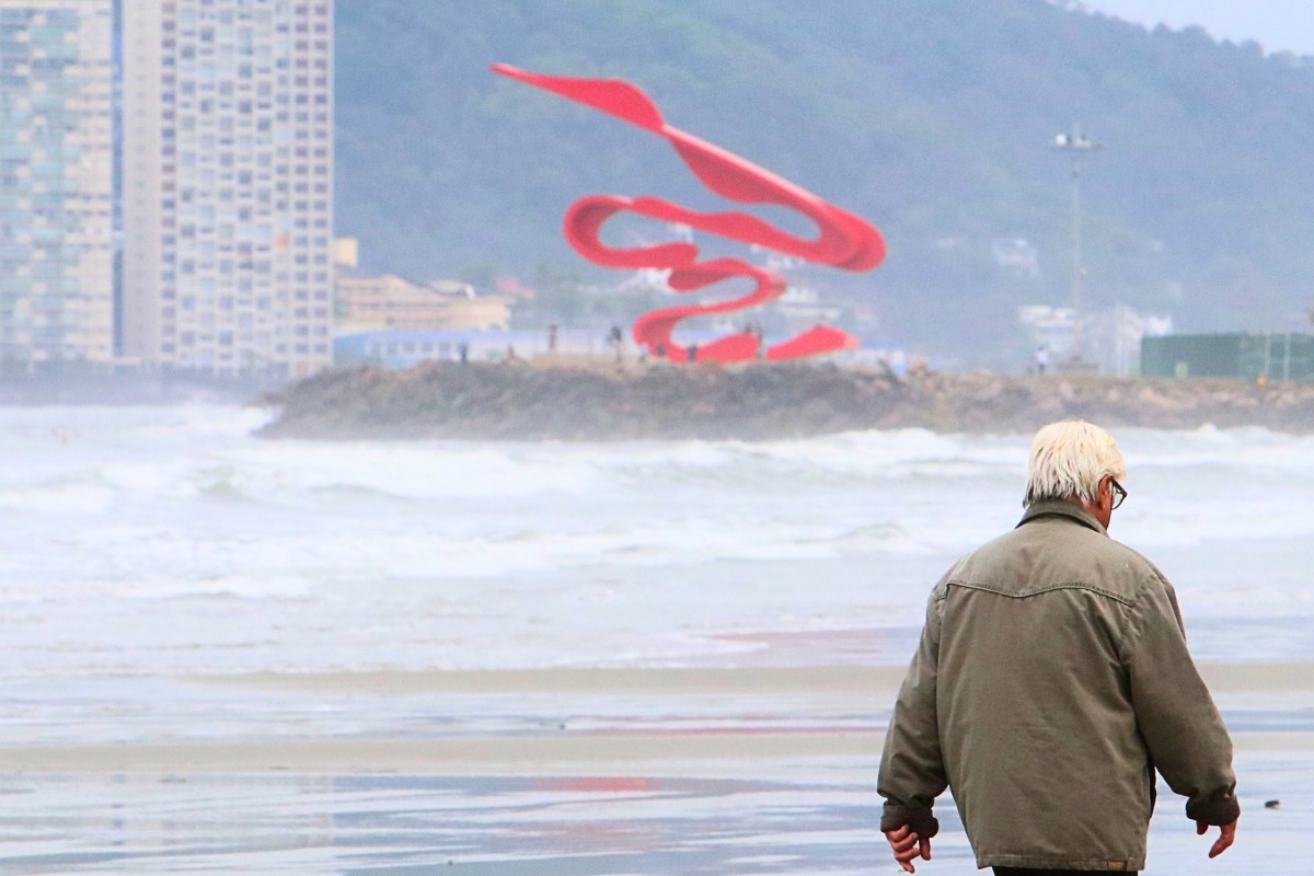 Frente fria e ciclone extratropical derrubam temperaturas e causam ondas de 3 metros no litoral de SP