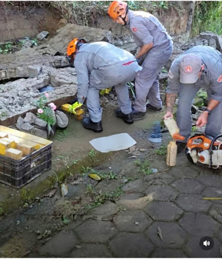 Muro desaba e deixa idoso de 70 anos em estado grave em Caraguatatuba