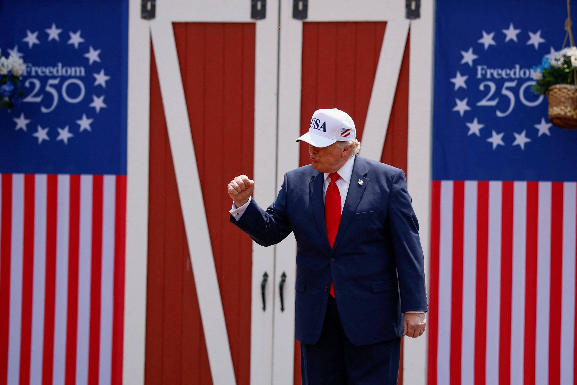 Guerra, evento do UFC e aniversário dos EUA afastam Donald Trump da Copa