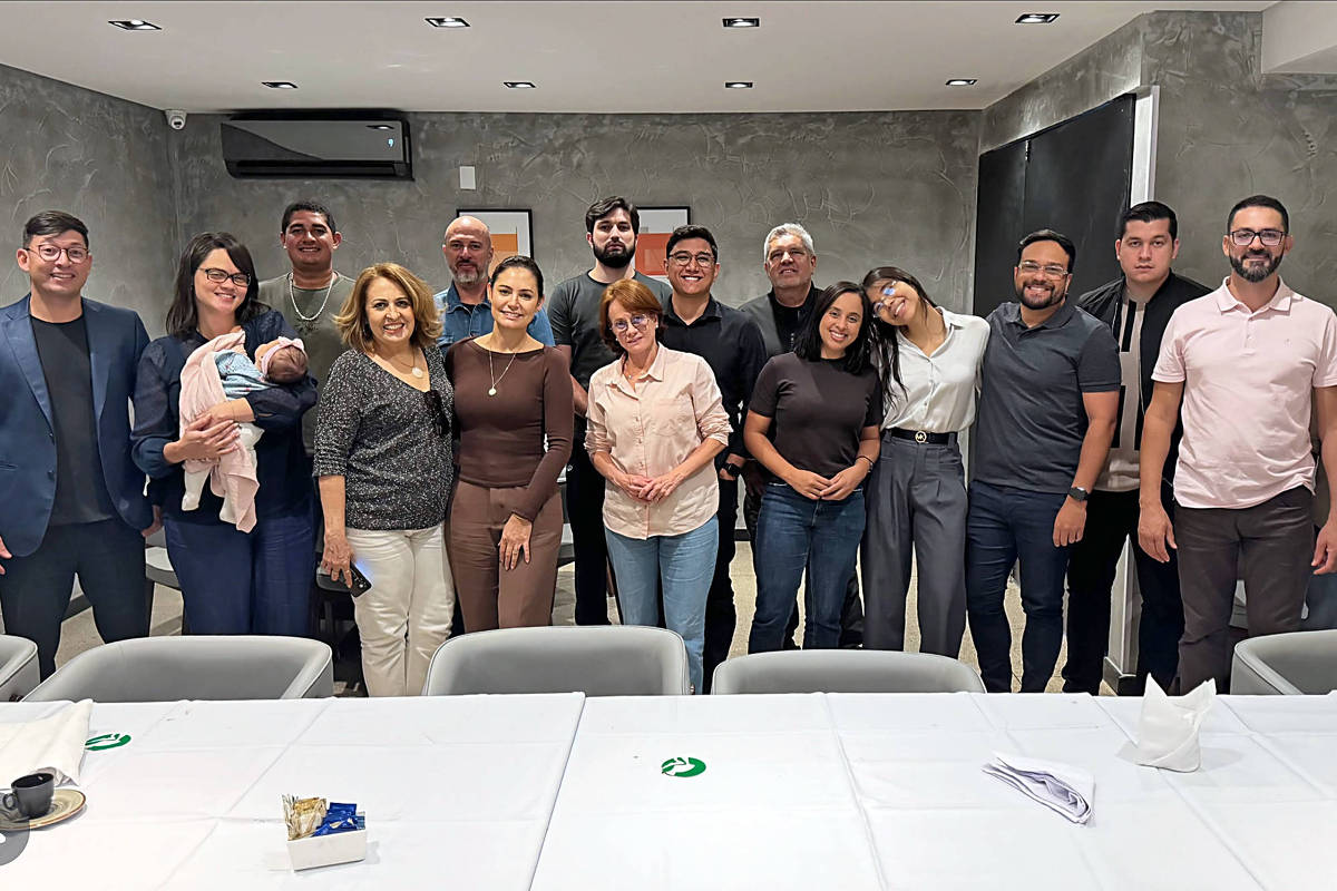 Após 'Michelle de papelão', ex-primeira-dama vai ao PL Mulher e tira foto com equipe