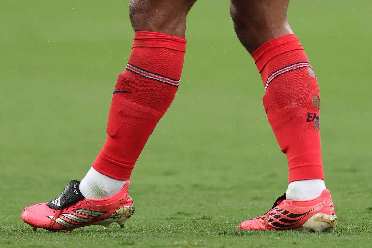 Por que jogadores disputam a Copa do Mundo com meiões furados?