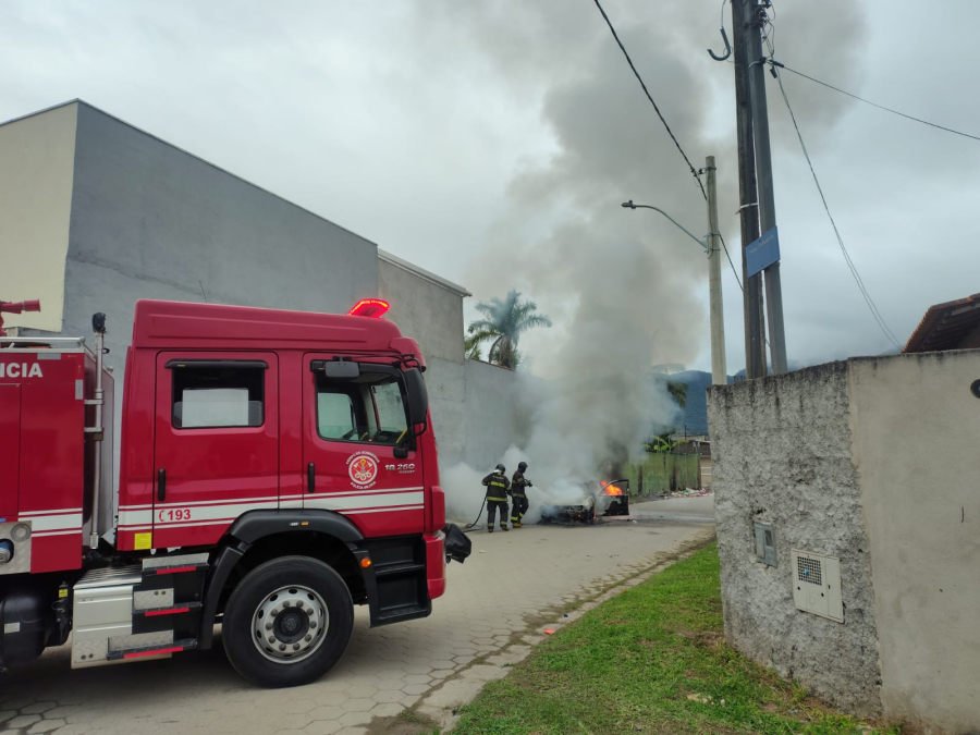 Carro pega fogo em rua de Caraguatatuba e mobiliza equipes do Corpo de Bombeiros