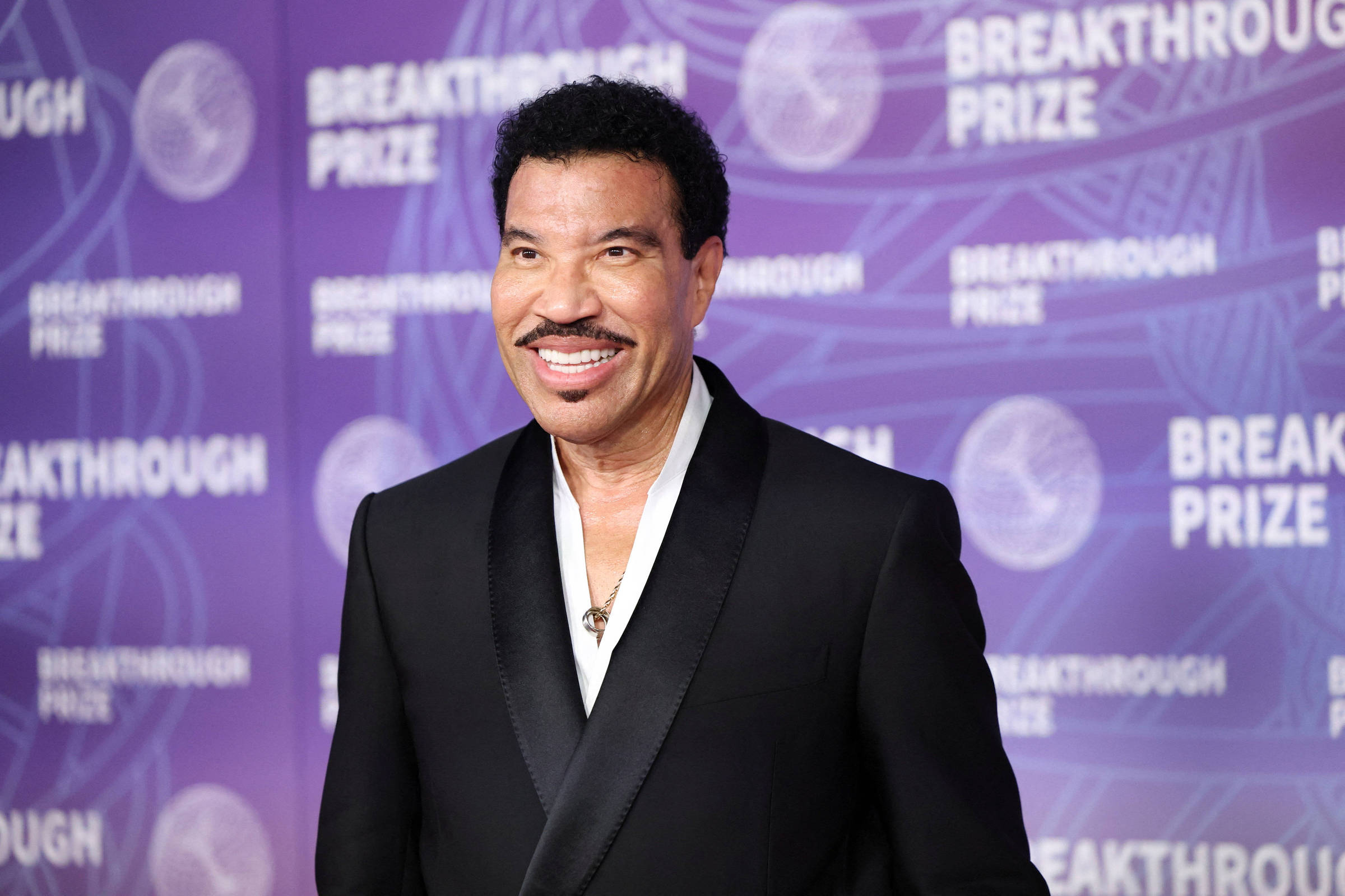 Lionel Richie tranquiliza fãs após ter passado mal em show nos Estados Unidos