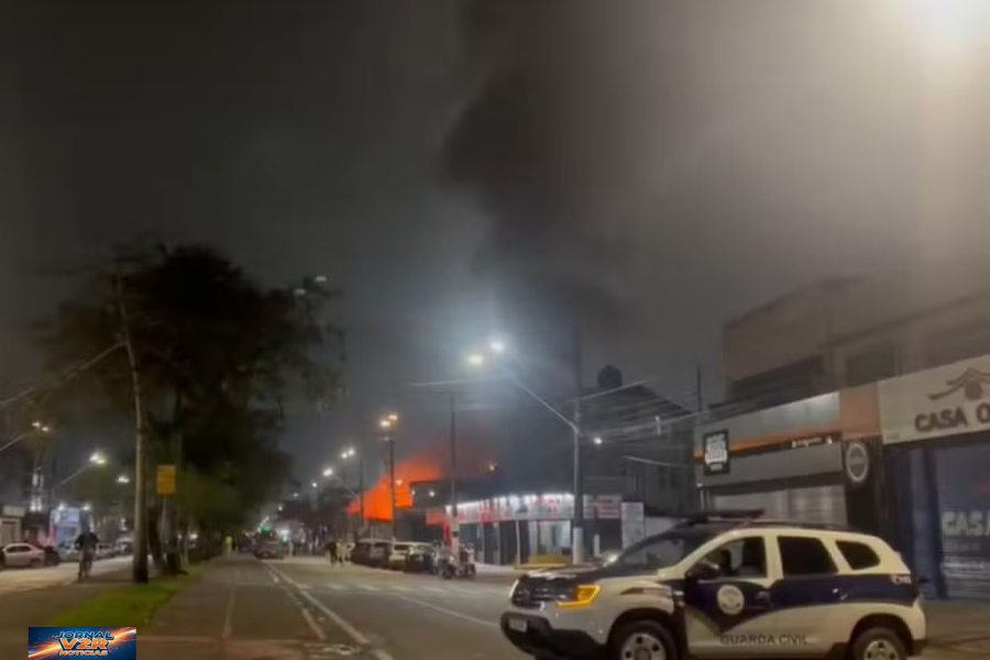 Incêndio destrói loja em Guarujá e mobiliza bombeiros durante toda a madrugada