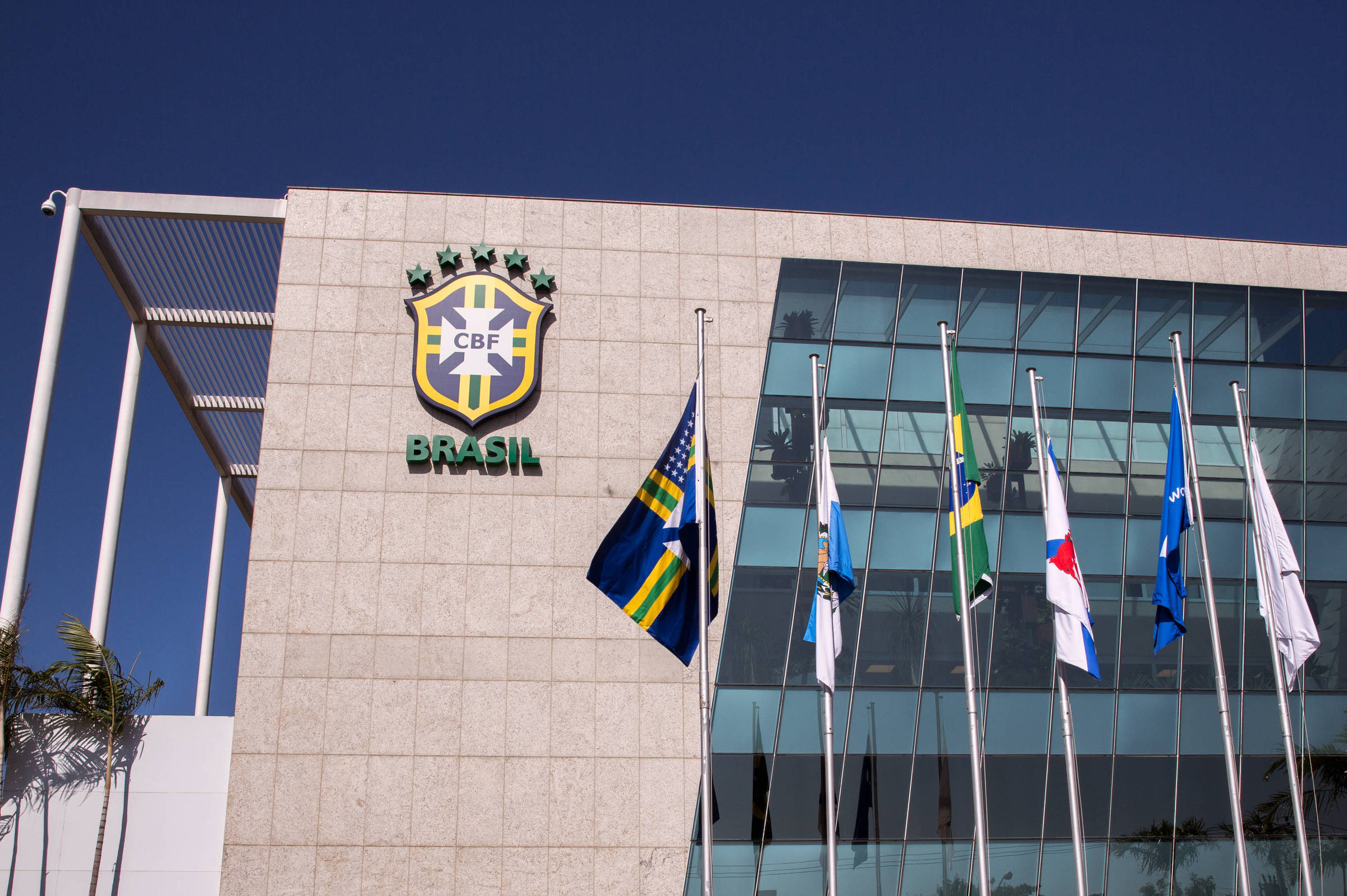 Torcedores protestam em frente à CBF após eliminação do Brasil na Copa