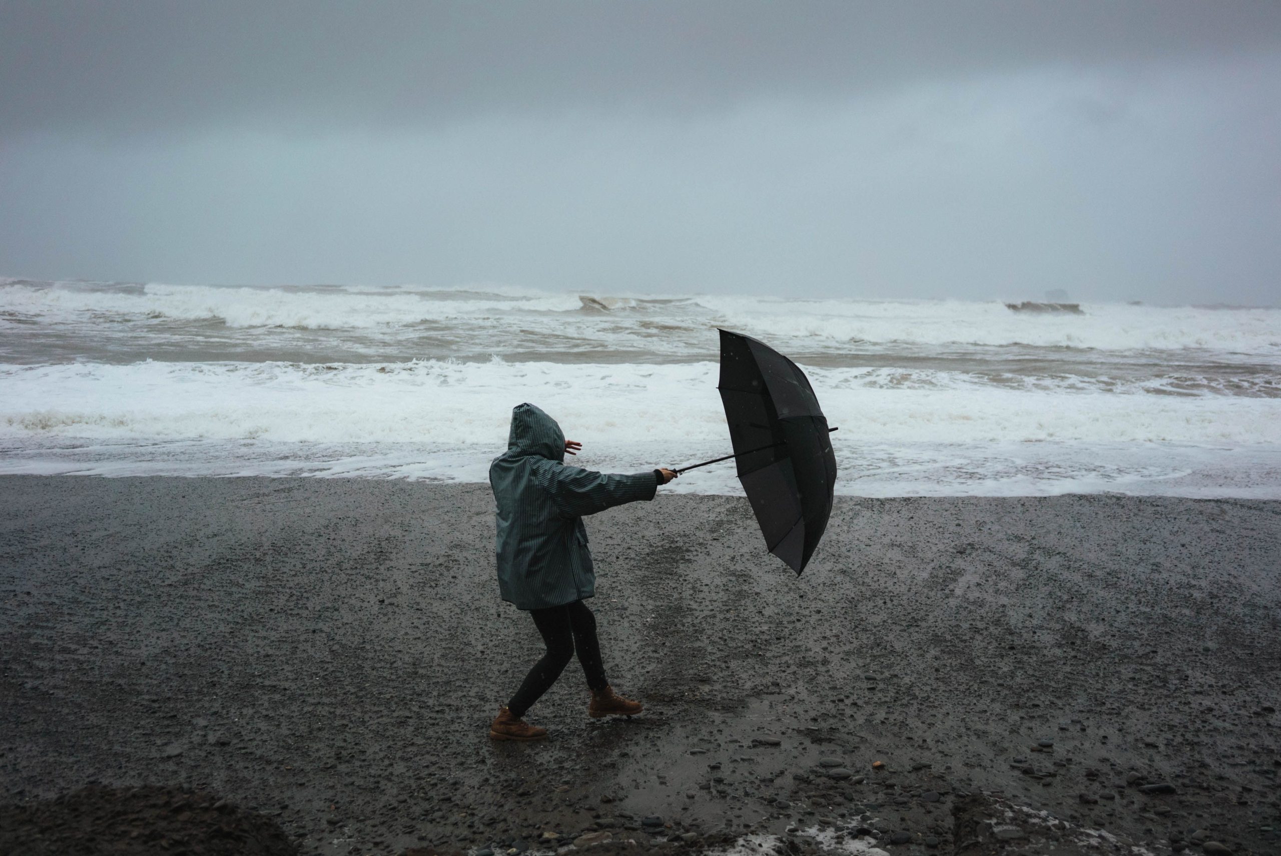 Nova frente fria traz chuva, queda de temperatura e rajadas de vento ao Litoral Norte esta semana