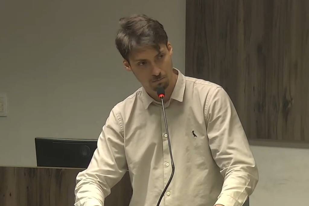 Filho de Bolsonaro pode perder vaga em comissão em Balneário Camboriú por faltas