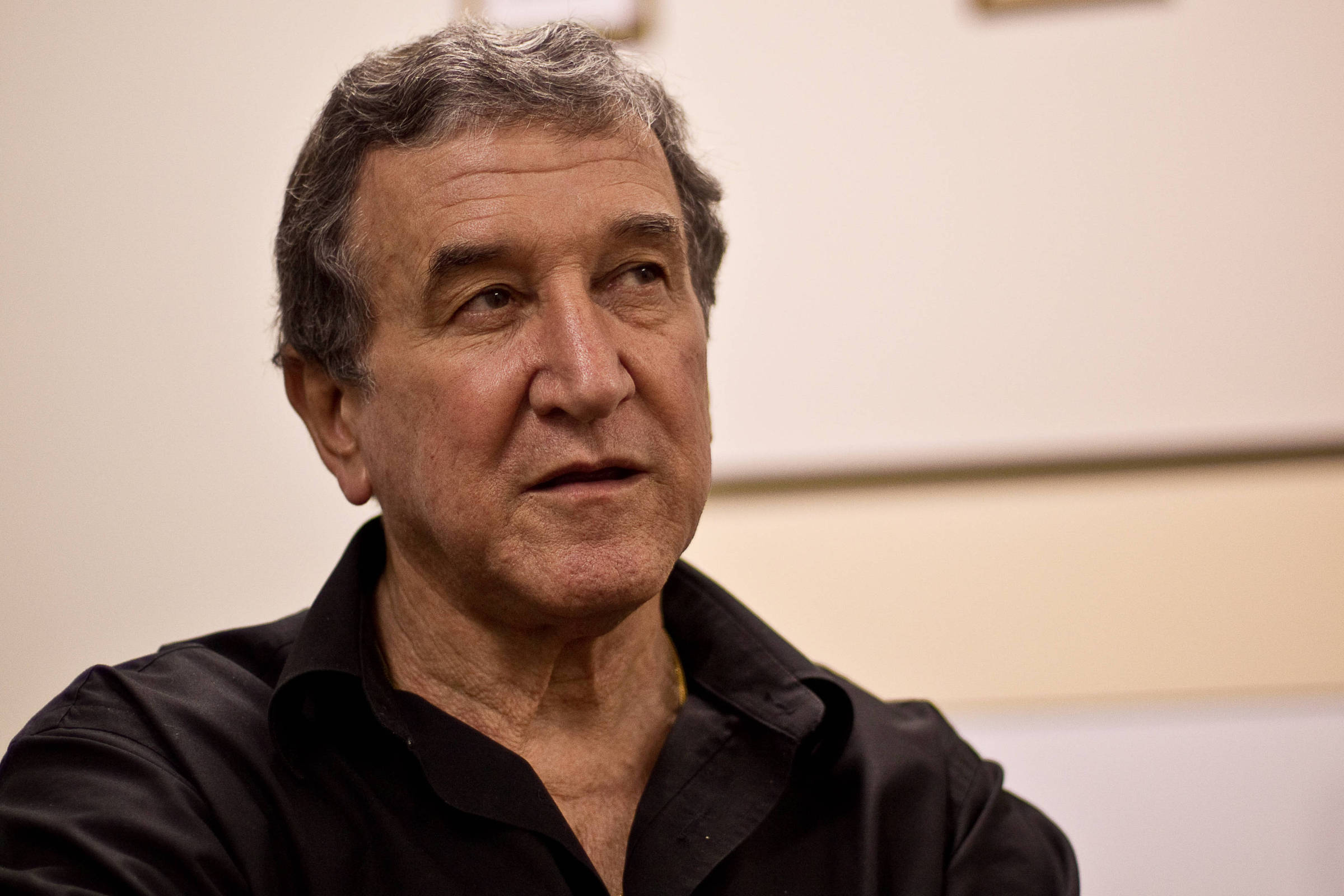 Carlos Alberto Parreira passa por traqueostomia e segue na UTI