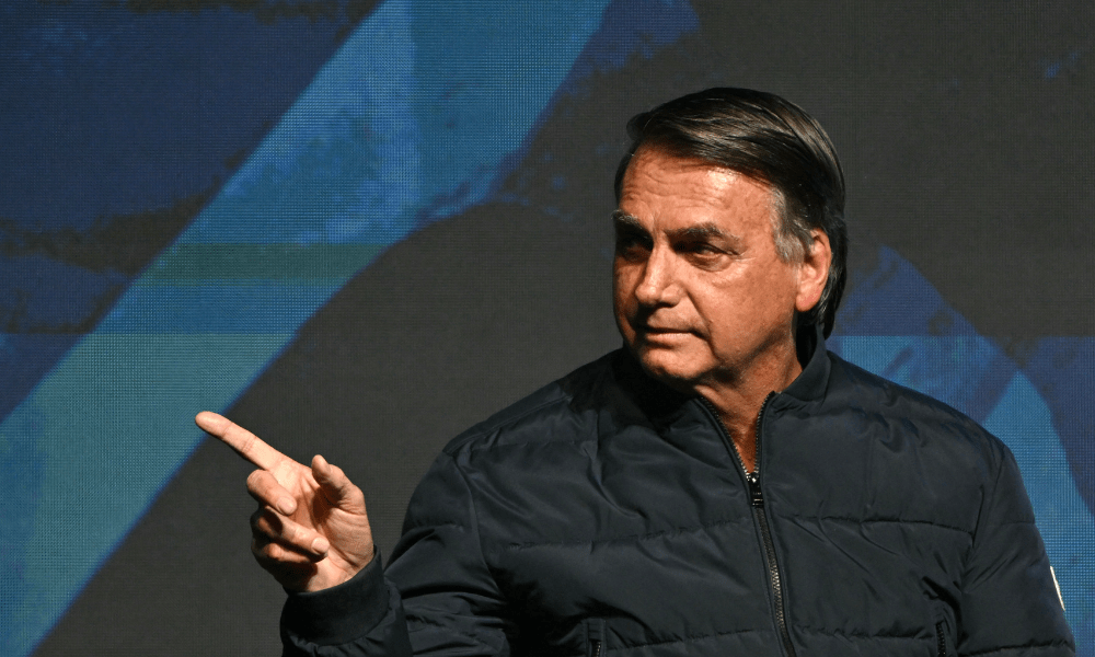 PF cumpre mandado de busca e apreensão na casa de Bolsonaro