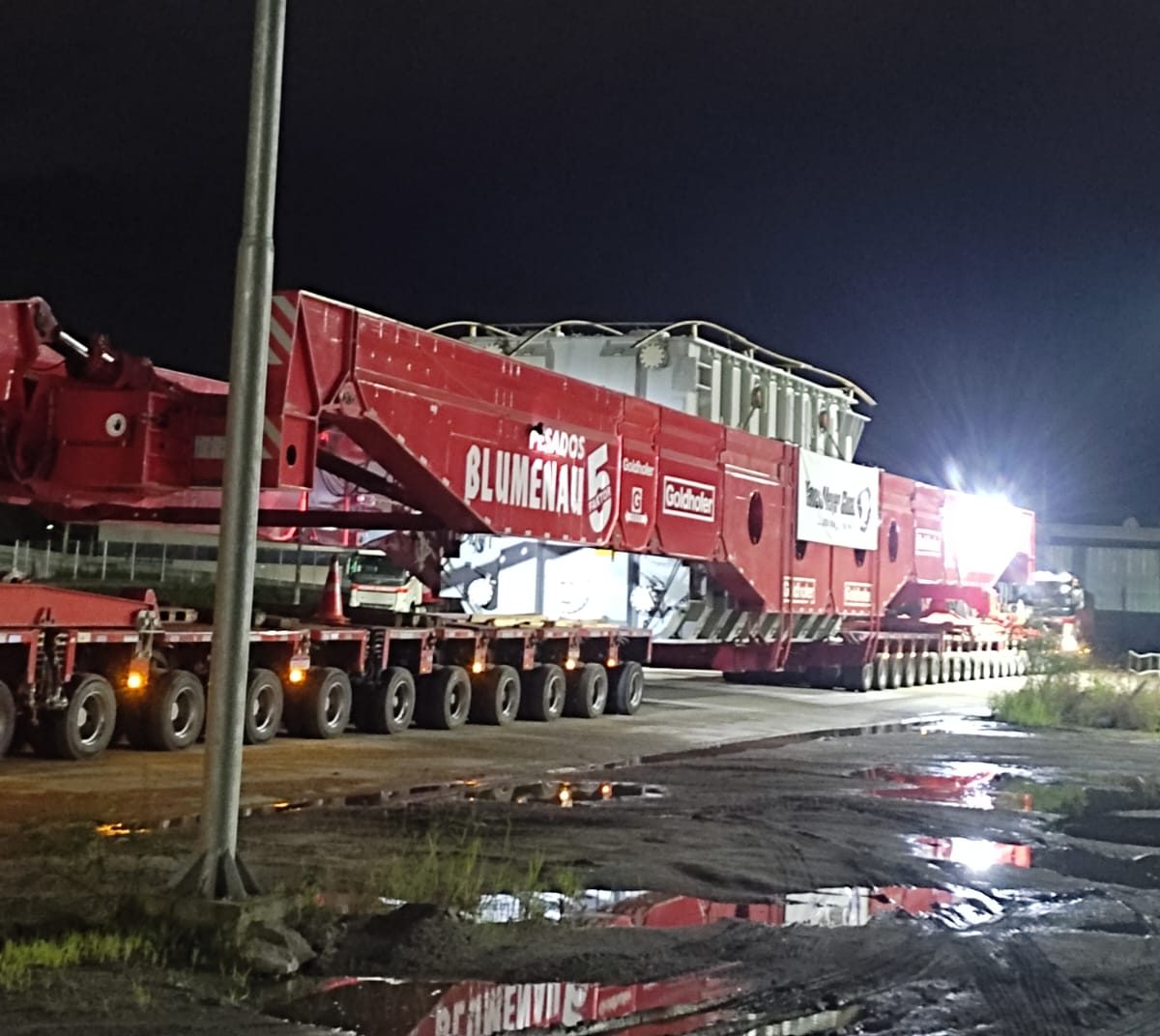Megatransformador de 845 toneladas conclui travessia pela Rodovia dos Tamoios e chega ao destino final